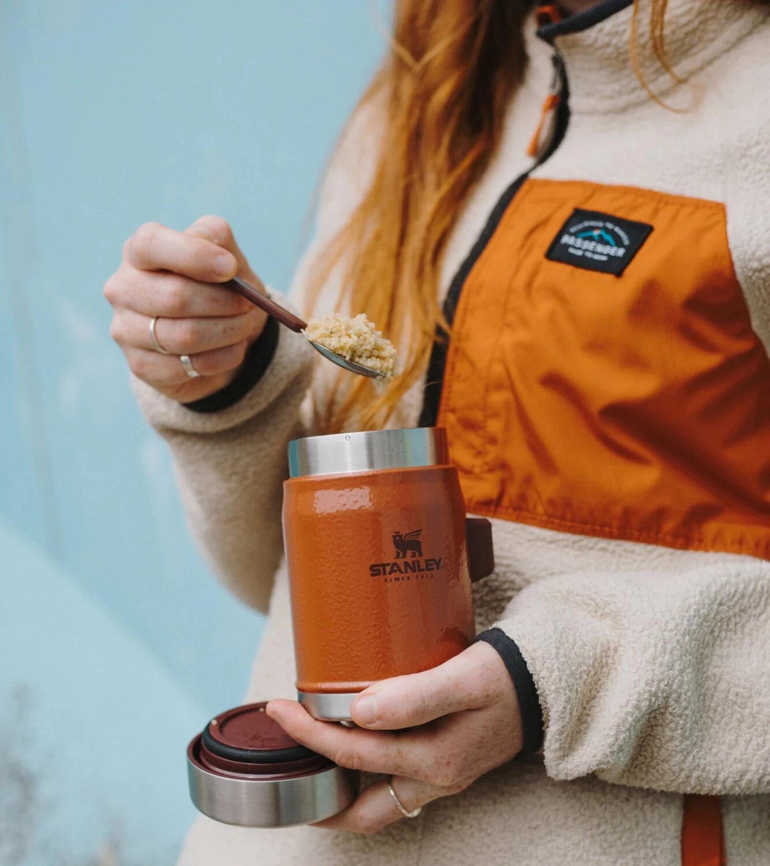 Der Stanley Legendary Food Jar 0.4l in Hammertone Clay bietet isolierten Genuss und Spork, ideal für Outdoor und unterwegs.