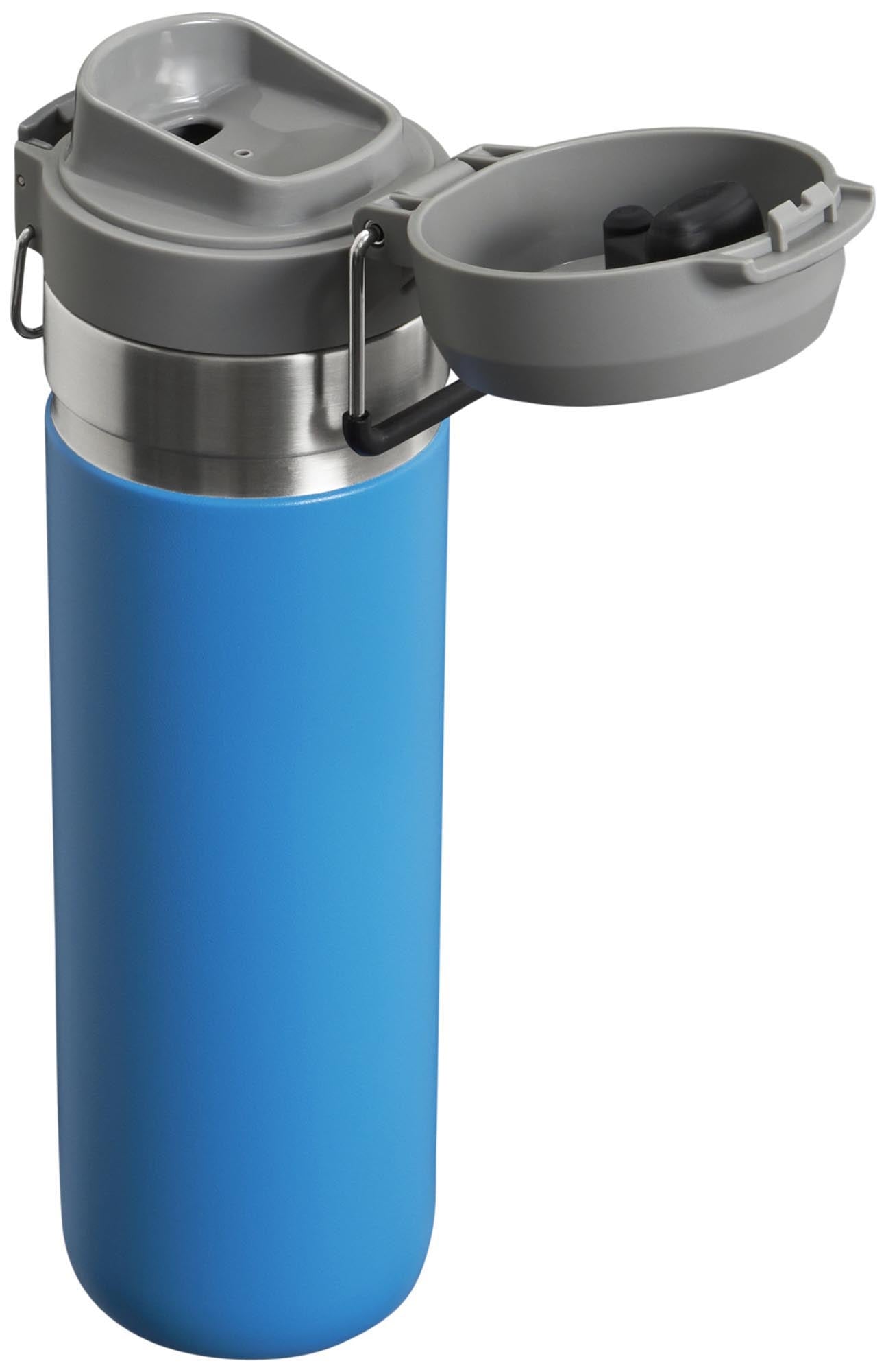 Die Stanley Quick-Flip Wasserflasche 0.7l in Azure ist robust, auslaufsicher und ideal für unterwegs. Perfekt für Sport und Outdoor-Aktivitäten.