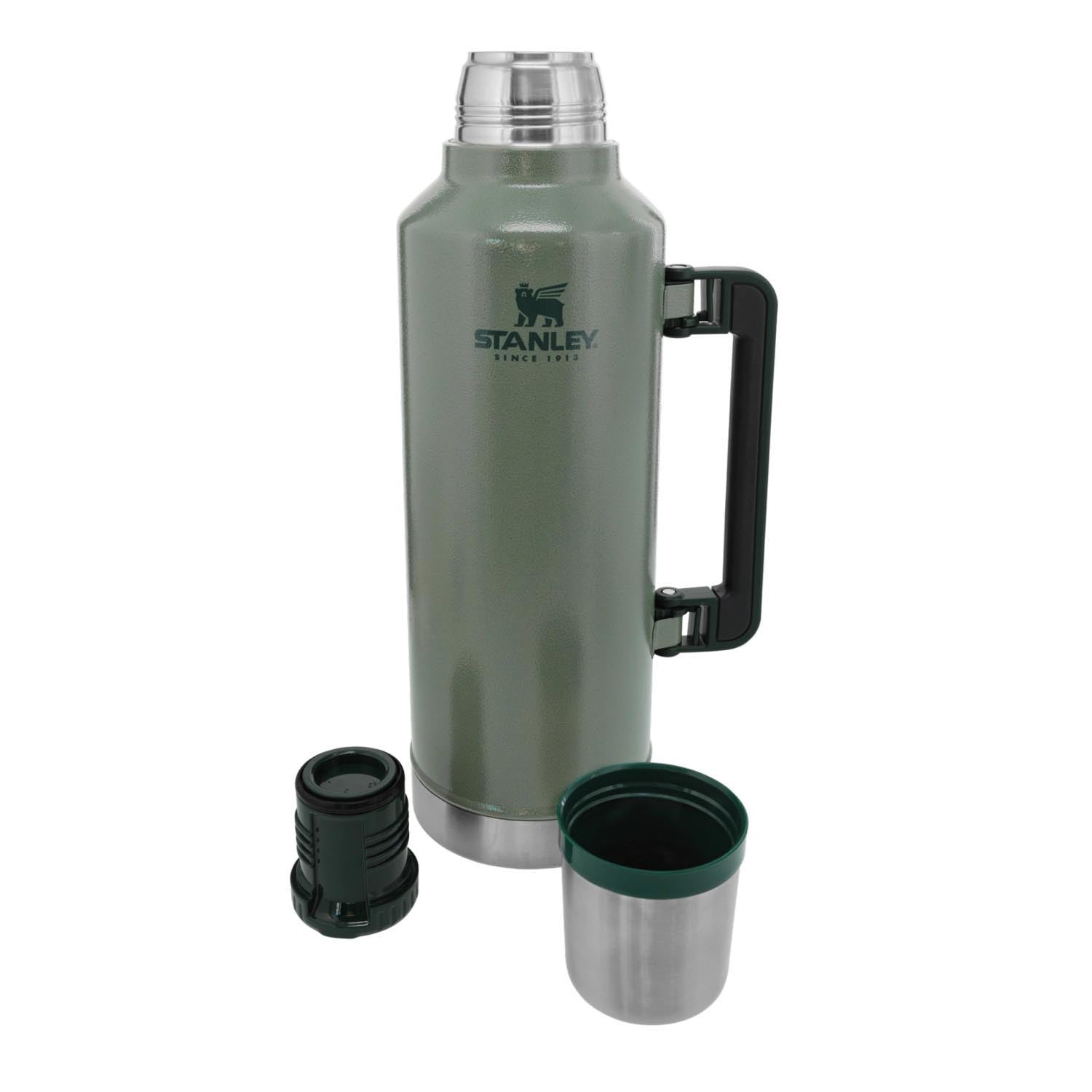 Legendary Classic Flasche 2.3l hammertone green in Grün präsentiert im Onlineshop von KAQTU Design AG. Trinkflasche ist von Stanley