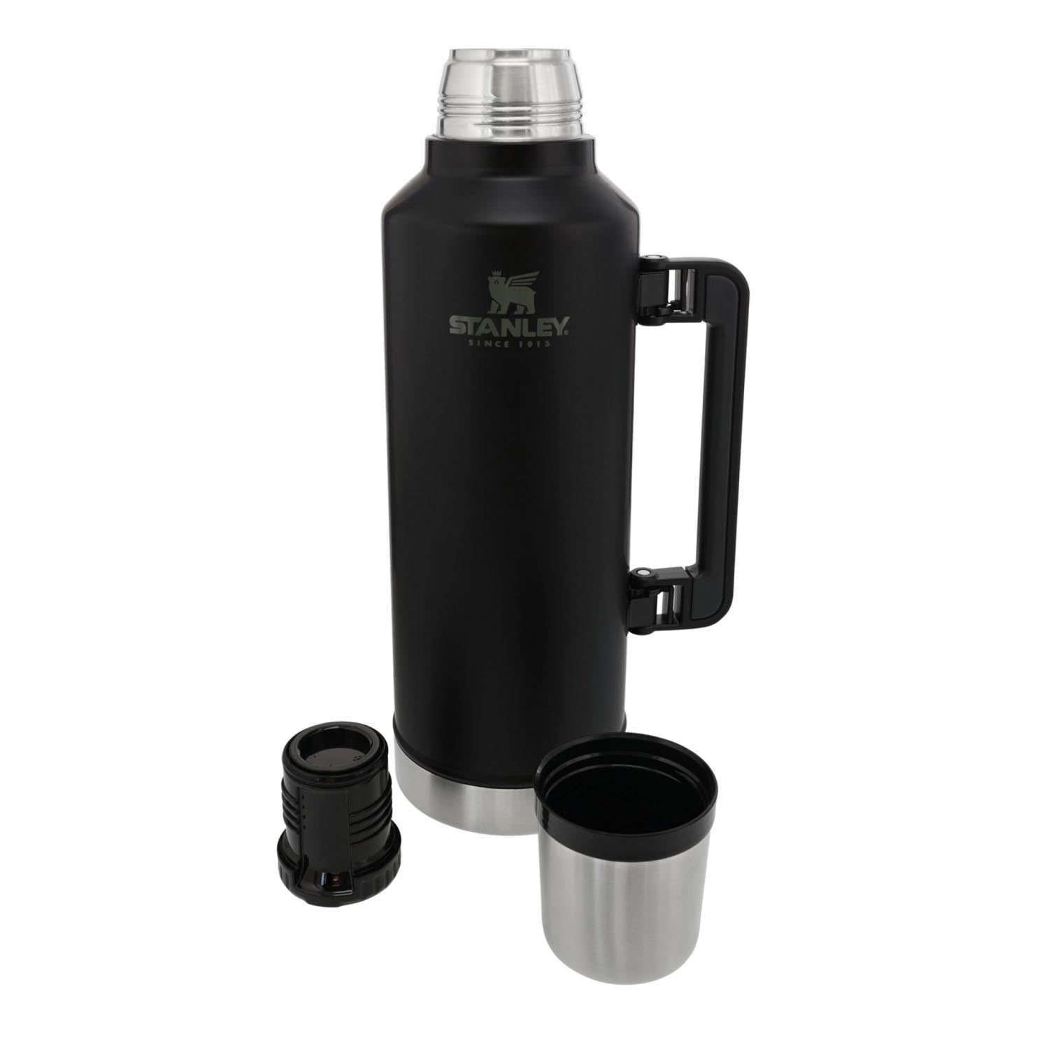 Legendary Classic Flasche 2.3l matte black pebble in Schwarz präsentiert im Onlineshop von KAQTU Design AG. Trinkflasche ist von Stanley