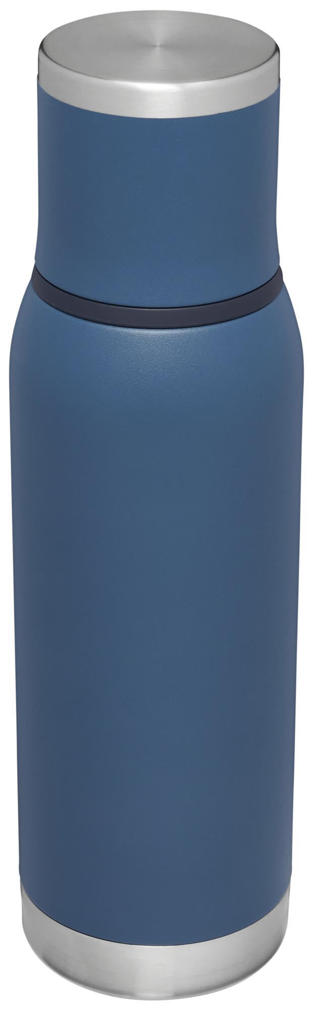 Die Stanley Adventure To-Go Flasche 1.0l in Abyss ist robust, auslaufsicher und ideal für Outdoor-Abenteuer und unterwegs.