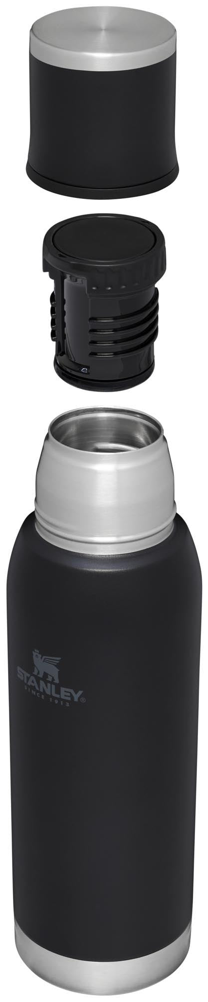 Die Stanley Adventure To-Go Flasche 1.0L in Schwarz ist robust, auslaufsicher und perfekt für Abenteuer und Outdoor-Aktivitäten.