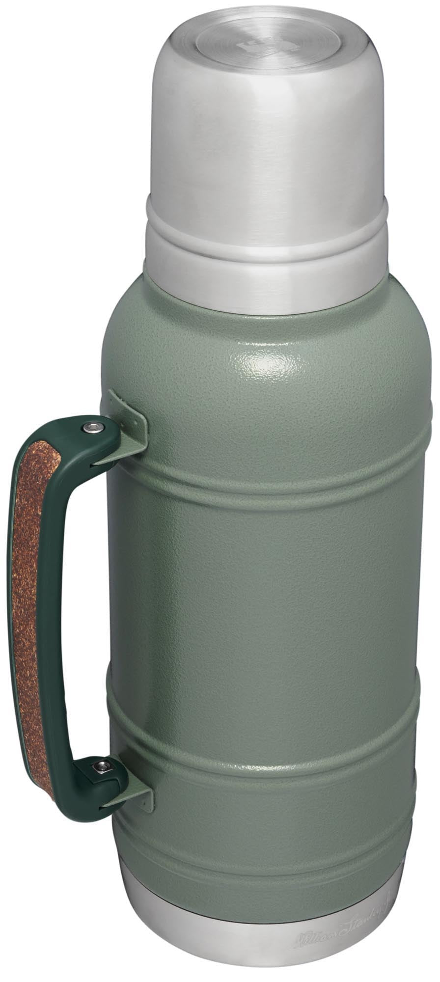 Die Stanley Artisan Thermosflasche 1.4L in Hammertone Green hält Getränke lange heiss oder kalt, ideal für Outdoor-Abenteuer.