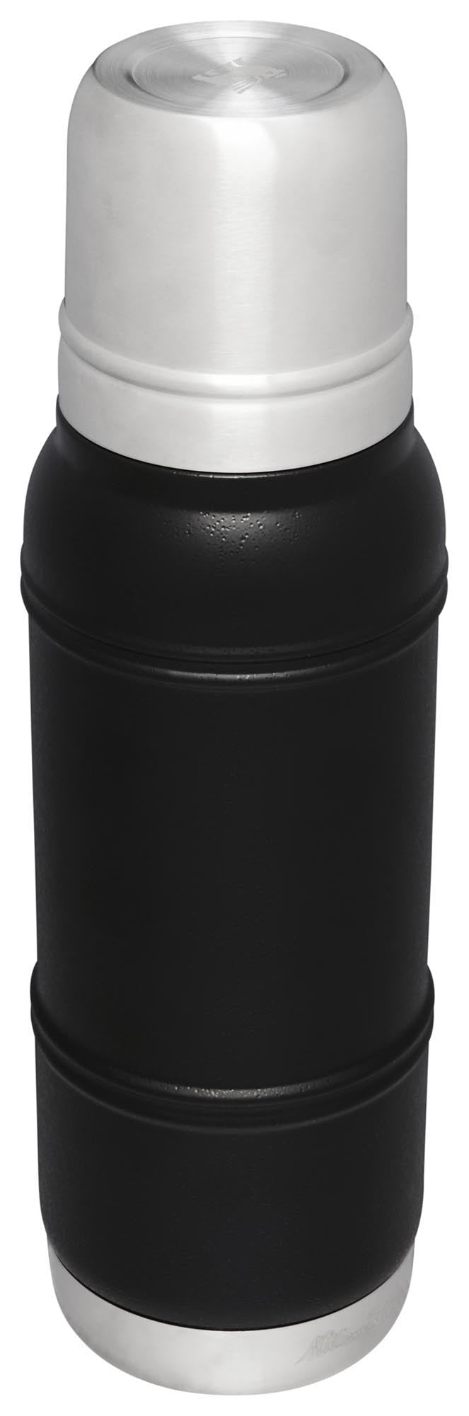 Die Stanley Artisan Thermal Flasche 1.0l in Black Moon bietet stilvolle Isolierung für heisse und kalte Getränke unterwegs.
