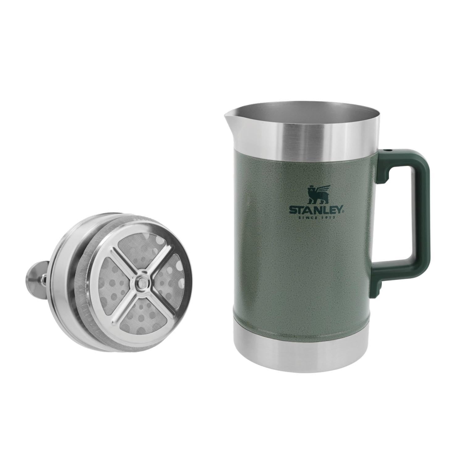 Die Stanley Stay-Hot French Press 1.4L in Hammertone Green hält Kaffee stundenlang heiss und ist ideal für Outdoor-Abenteuer.