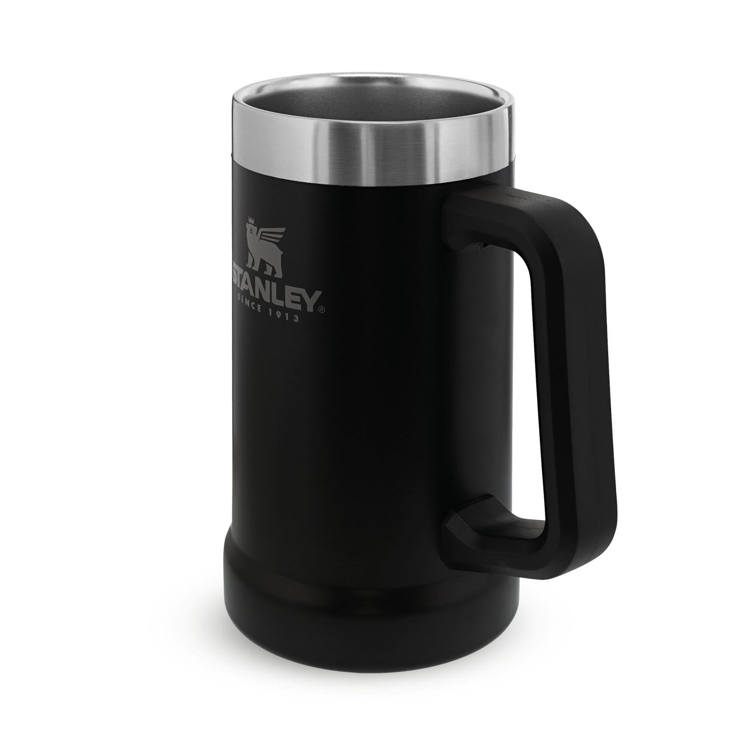 Big Grip Beer Stein 0.7l matte black pebble in Schwarz präsentiert im Onlineshop von KAQTU Design AG. Trinkflasche ist von Stanley