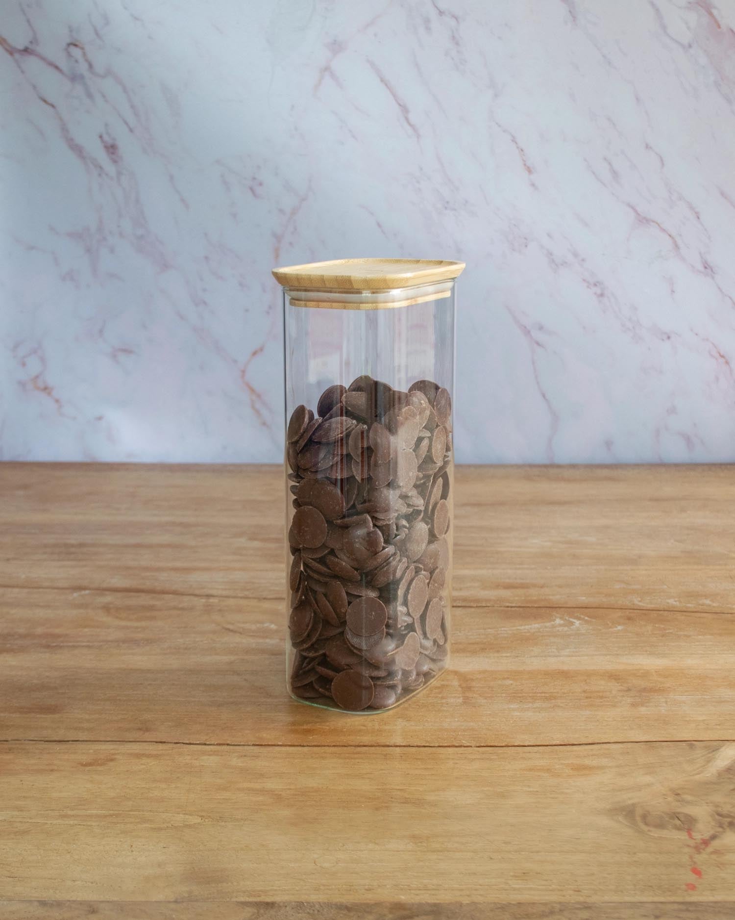 Stilvolles Vorratsglas von Pebbly mit Bambusdeckel, 1.8l Fassungsvermögen, ideal für die ordentliche Aufbewahrung von Lebensmitteln in der Küche.