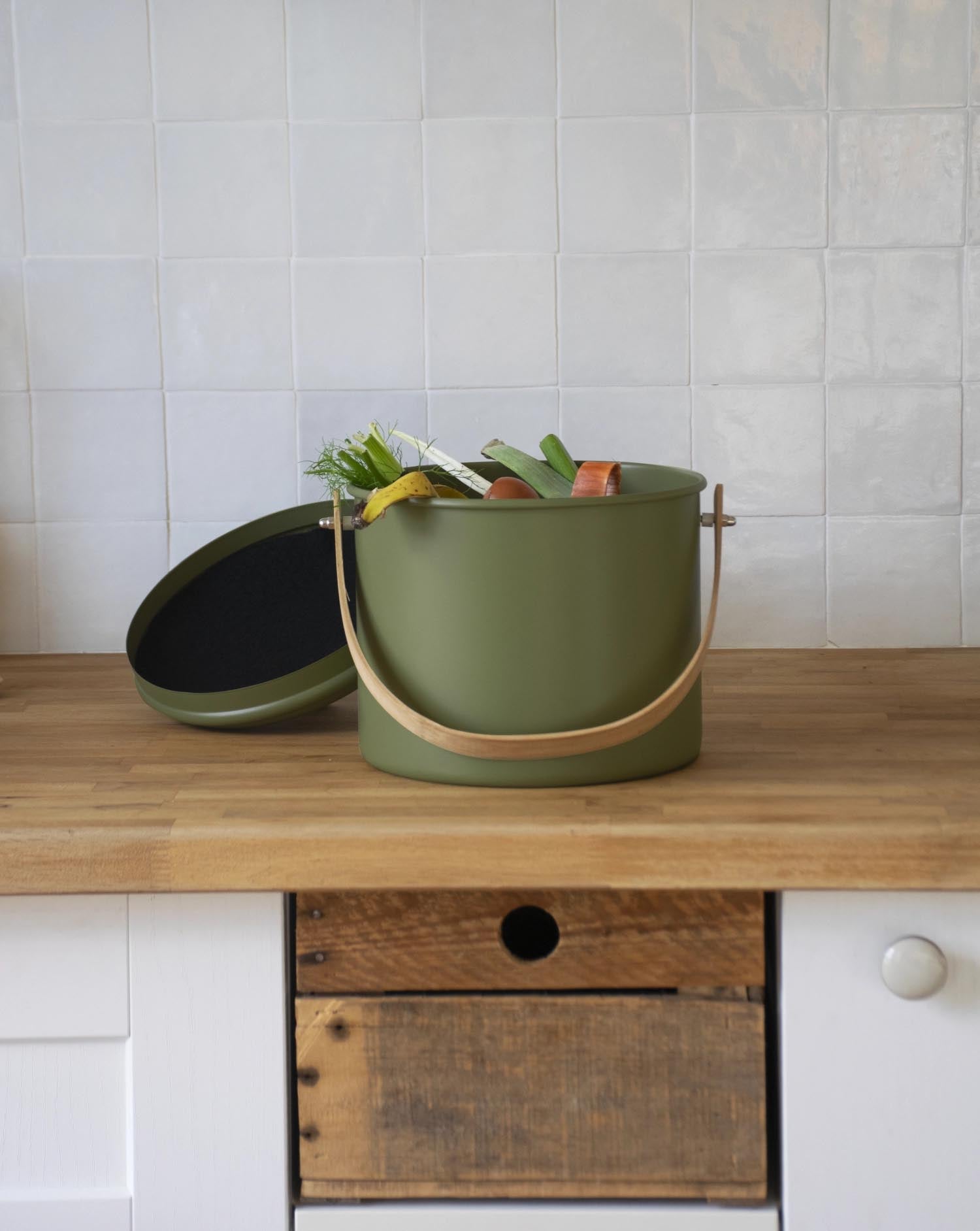 Eleganter 7L Kompostbehälter aus olivgrünem Metall mit Bambusdeckel und Kohlefilter, perfekt für umweltfreundliches Küchenrecycling.