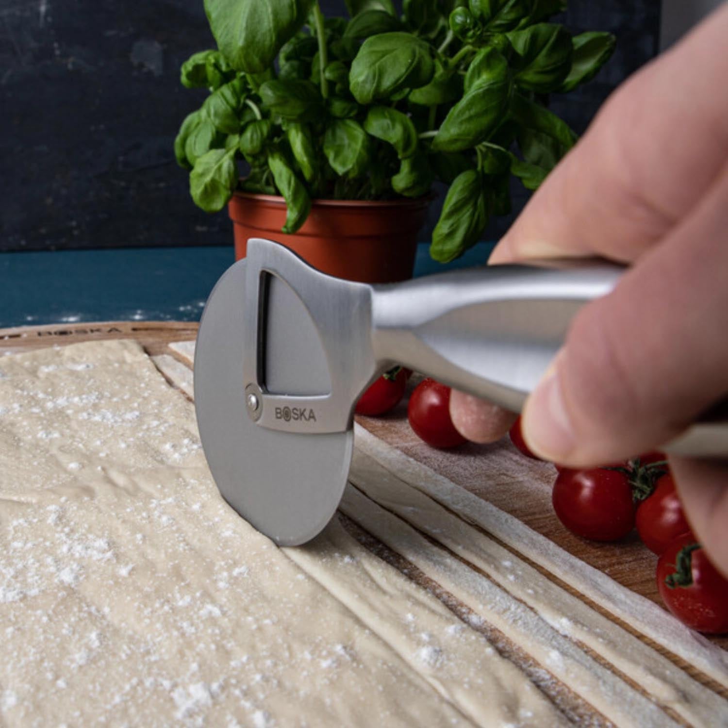 Das Boska Monaco+ Pizzarad bietet präzises und stilvolles Schneiden von Pizza, ideal für alle Pizza-Enthusiasten.