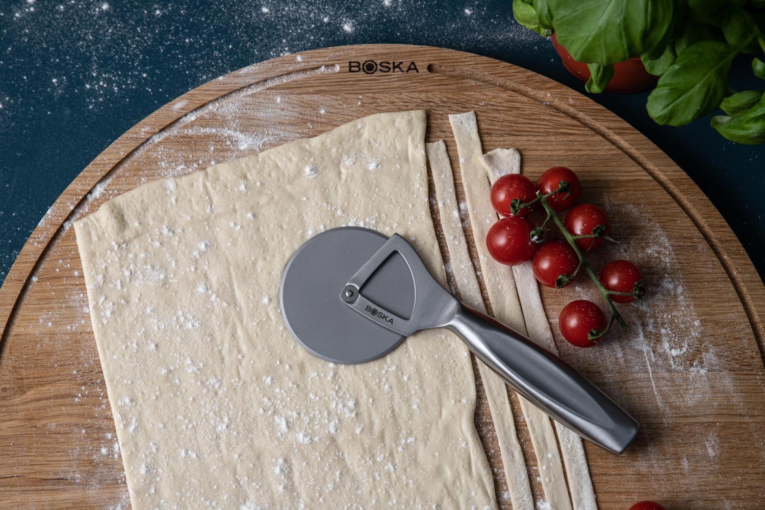 Das Monaco+ Pizzarad von Boska schneidet Pizza mühelos und elegant, perfekt für stilbewusste Pizza-Liebhaber.