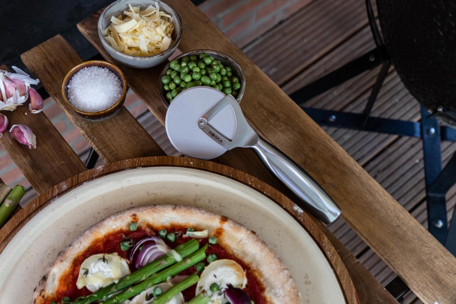 Das Boska Monaco+ Pizzarad bietet präzises Schneiden und modernes Design, perfekt für Pizza-Liebhaber und Stilbewusste.