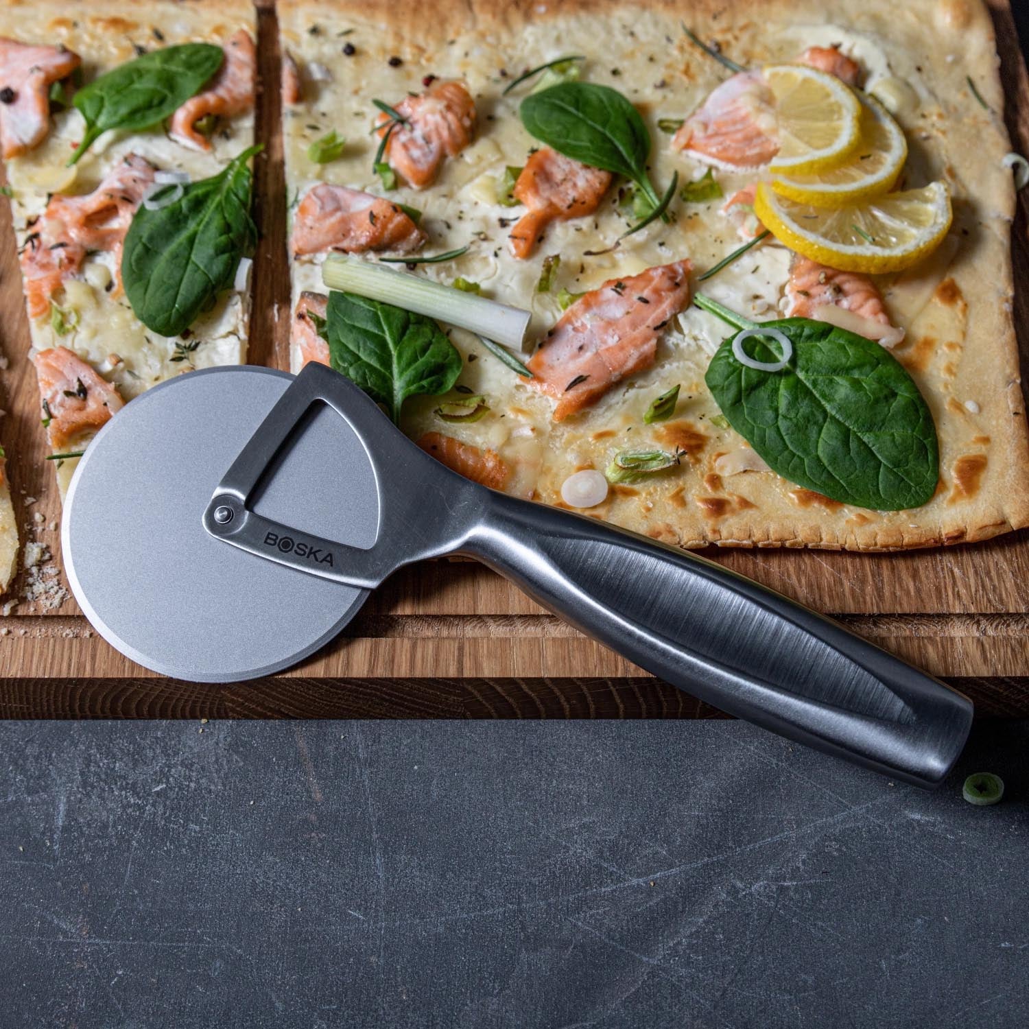 Das Monaco+ Pizzarad von Boska schneidet mühelos Pizza mit Stil und Präzision – ein Must-have für jeden Pizza-Fan.