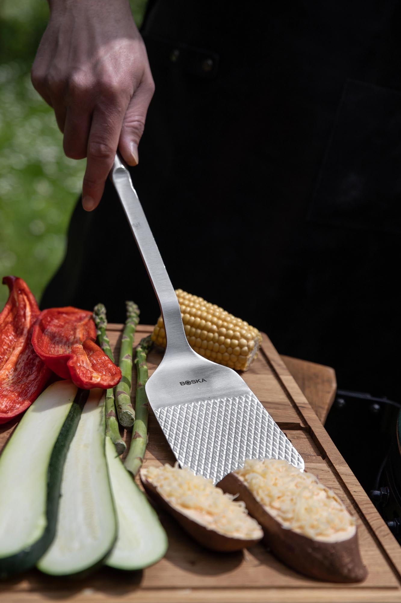 Robuster BBQ-Spachtel aus Edelstahl von Boska, perfekt für Grillfans, langlebig, funktional und stilvoll im Design.