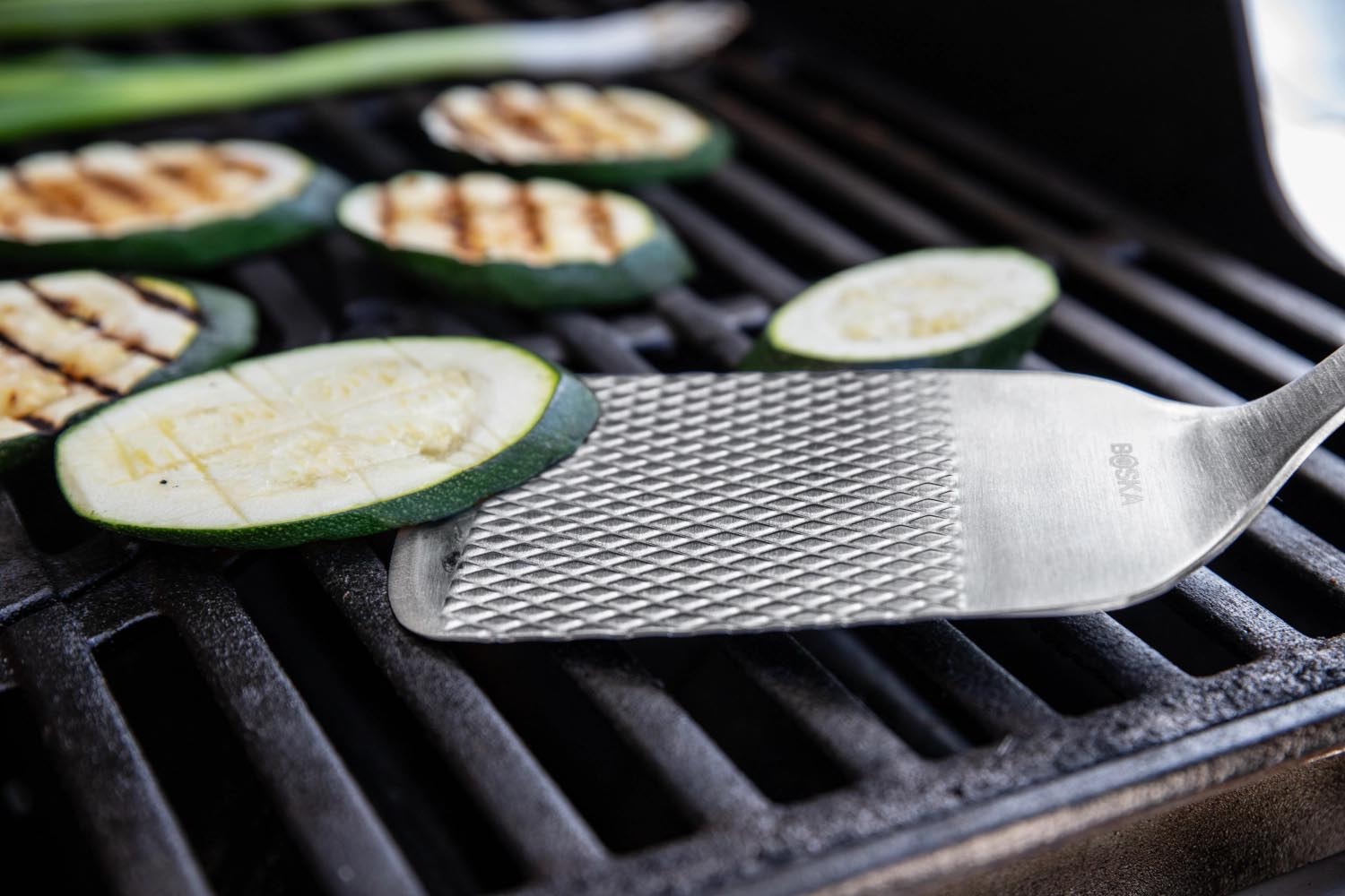 Hochwertiger BBQ-Spachtel aus Edelstahl von Boska, ideal für Grillliebhaber, robust, praktisch und elegant gestaltet.