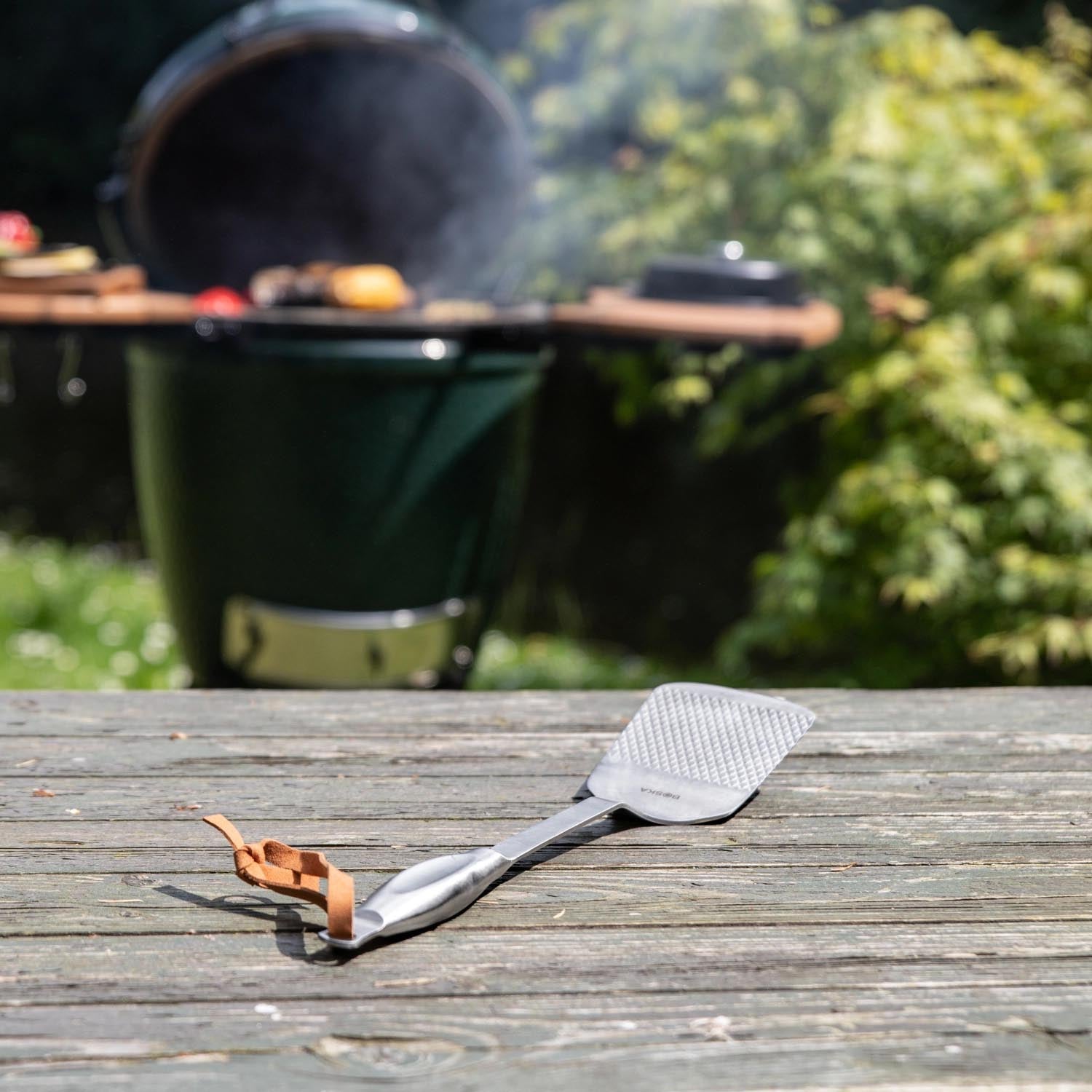 Robuster BBQ-Spachtel aus Edelstahl von Boska, perfekt für Grillfans, langlebig, funktional und stilvoll im Design.