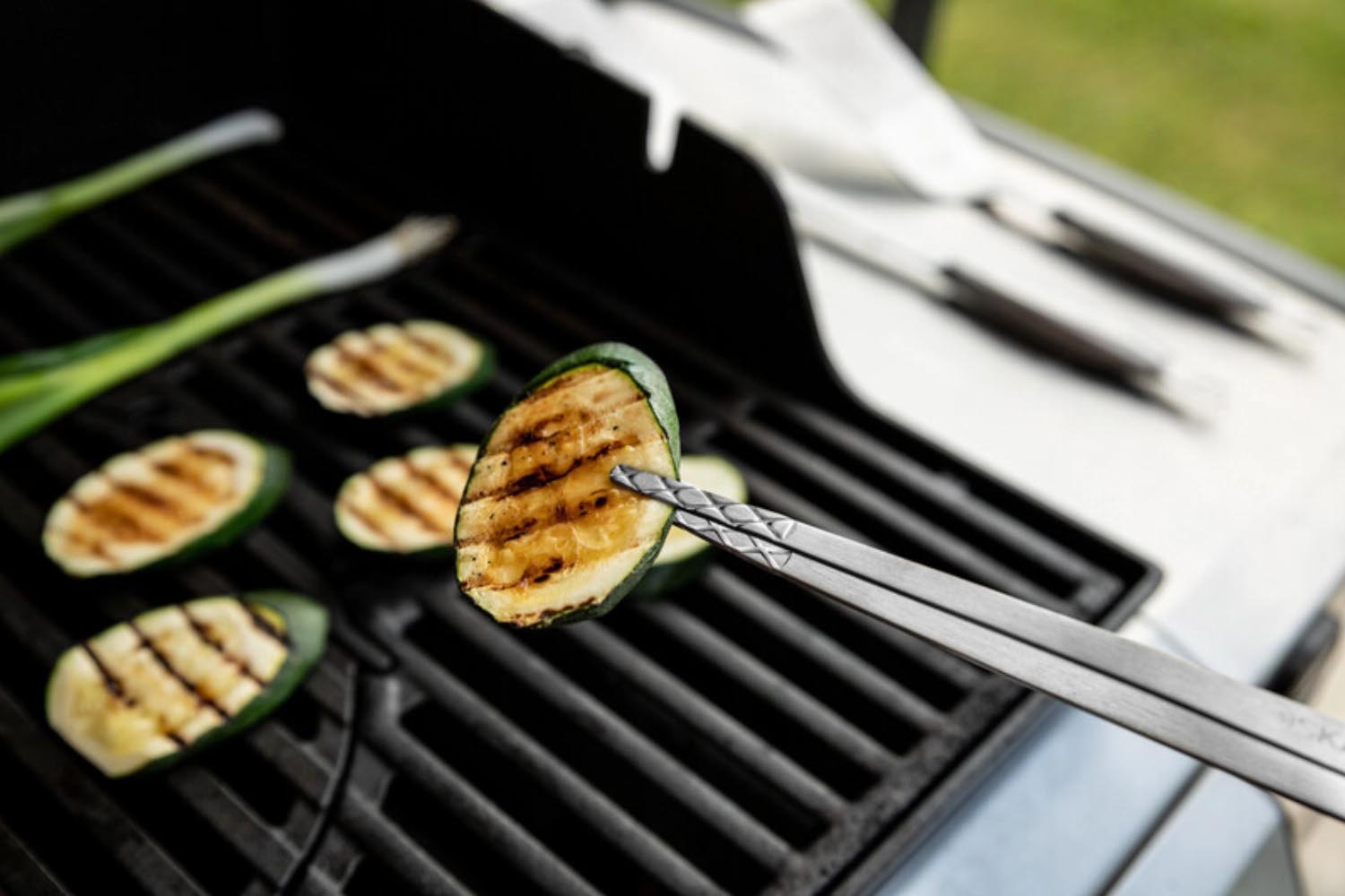 Die Monaco+ BBQ Pinzette von Boska bietet präzise Handhabung aus Edelstahl, ideal für Grillfans und perfekte Kontrolle beim BBQ.