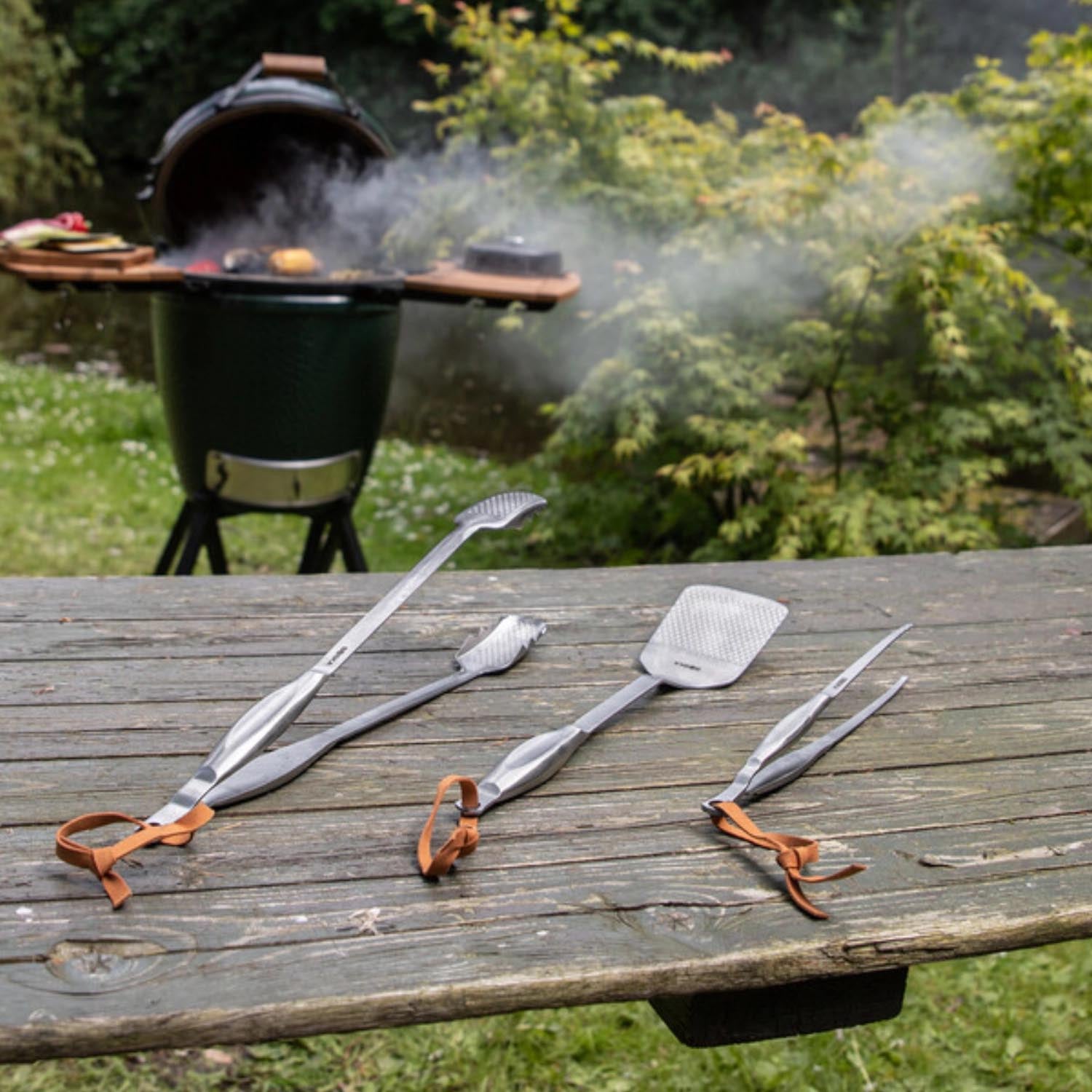 Das 3-teilige Monaco+ BBQ Essentials Set von Boska bietet hochwertige Grillwerkzeuge für perfekte Grillergebnisse.