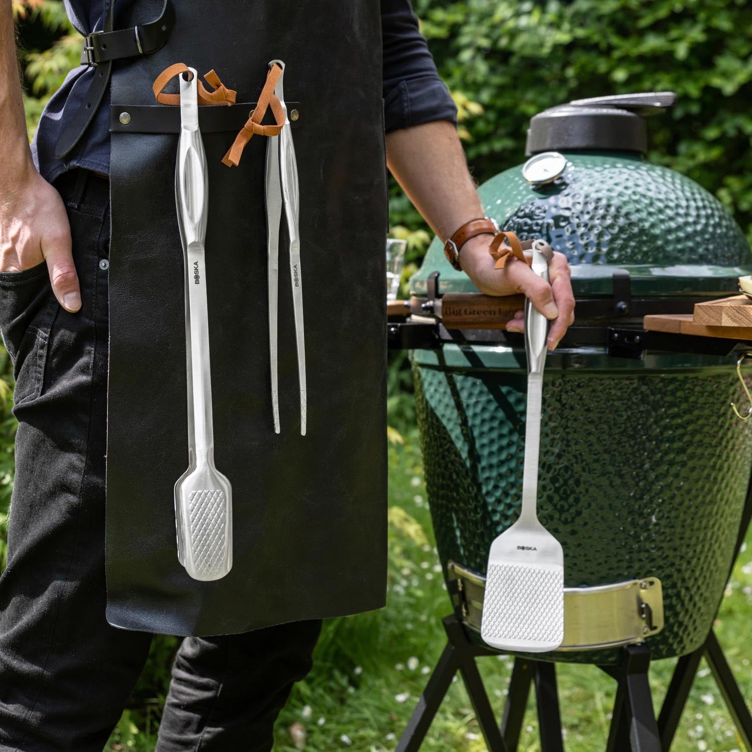 Das 3-teilige Monaco+ BBQ Essentials Set von Boska enthält Premium-Grillwerkzeuge für ein optimales Grillerlebnis.