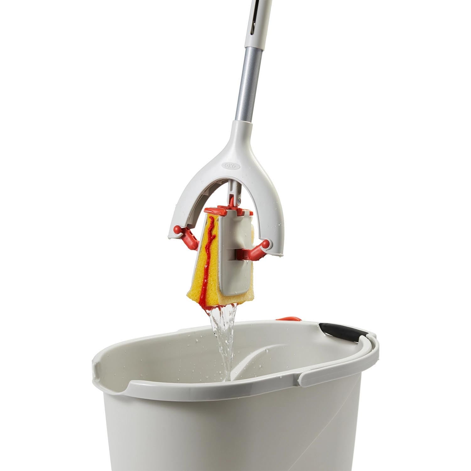 Der OXO Good Grips Butterfly Wischer überzeugt mit ergonomischem Griff, langlebiger Qualität und effektiver Reinigungsleistung.