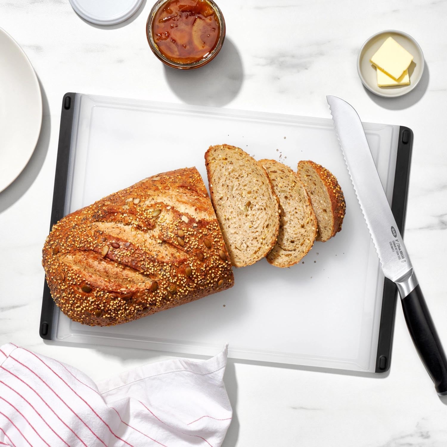 Das OXO Good Grips Schneidebrett bietet rutschfeste Stabilität, Saftrillen und ist ideal für präzises und sicheres Schneiden in der Küche.