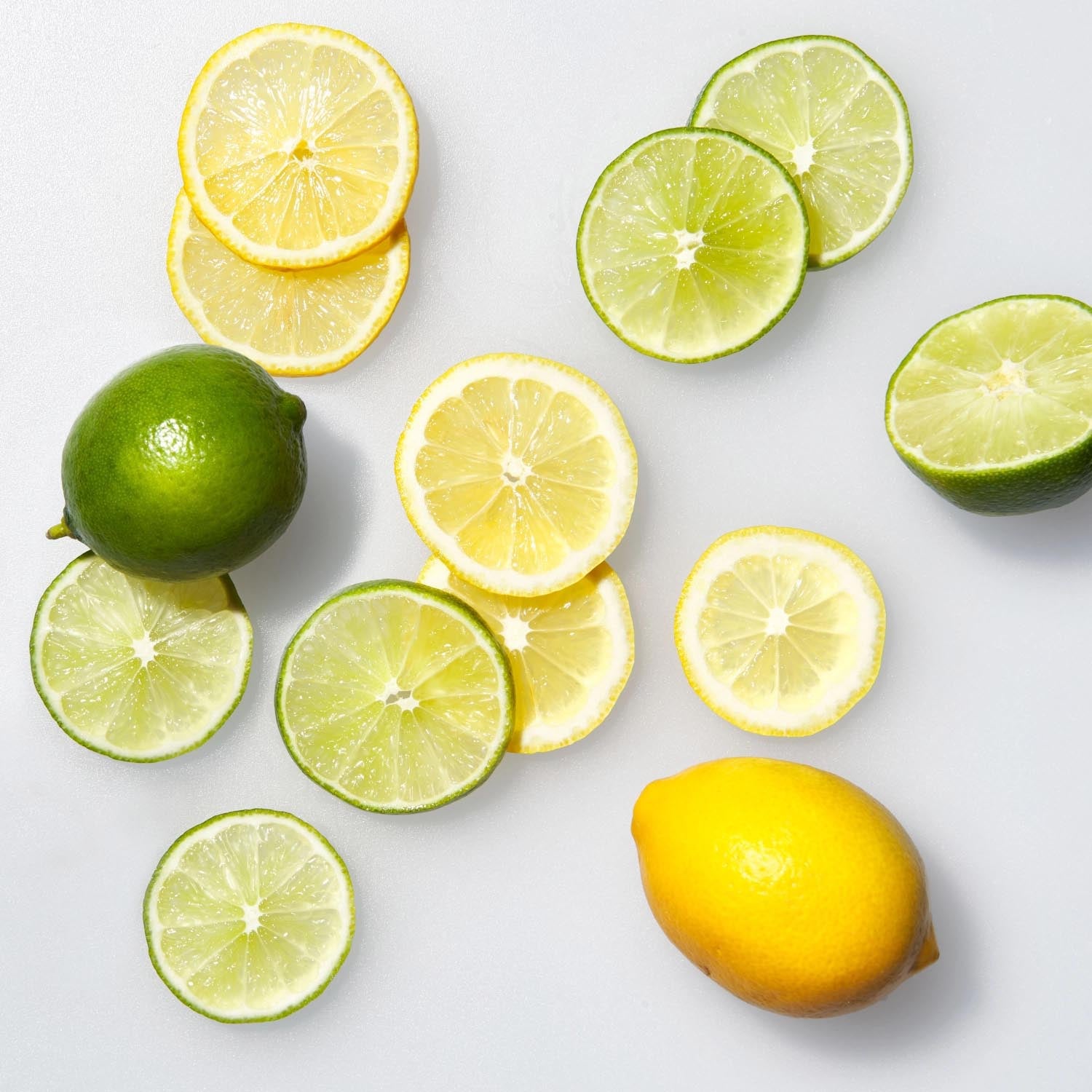 Das OXO Good Grips Prep Schneidebrett bietet rutschfeste Stabilität und ist ideal für präzises Schneiden und Zubereiten in der Küche.