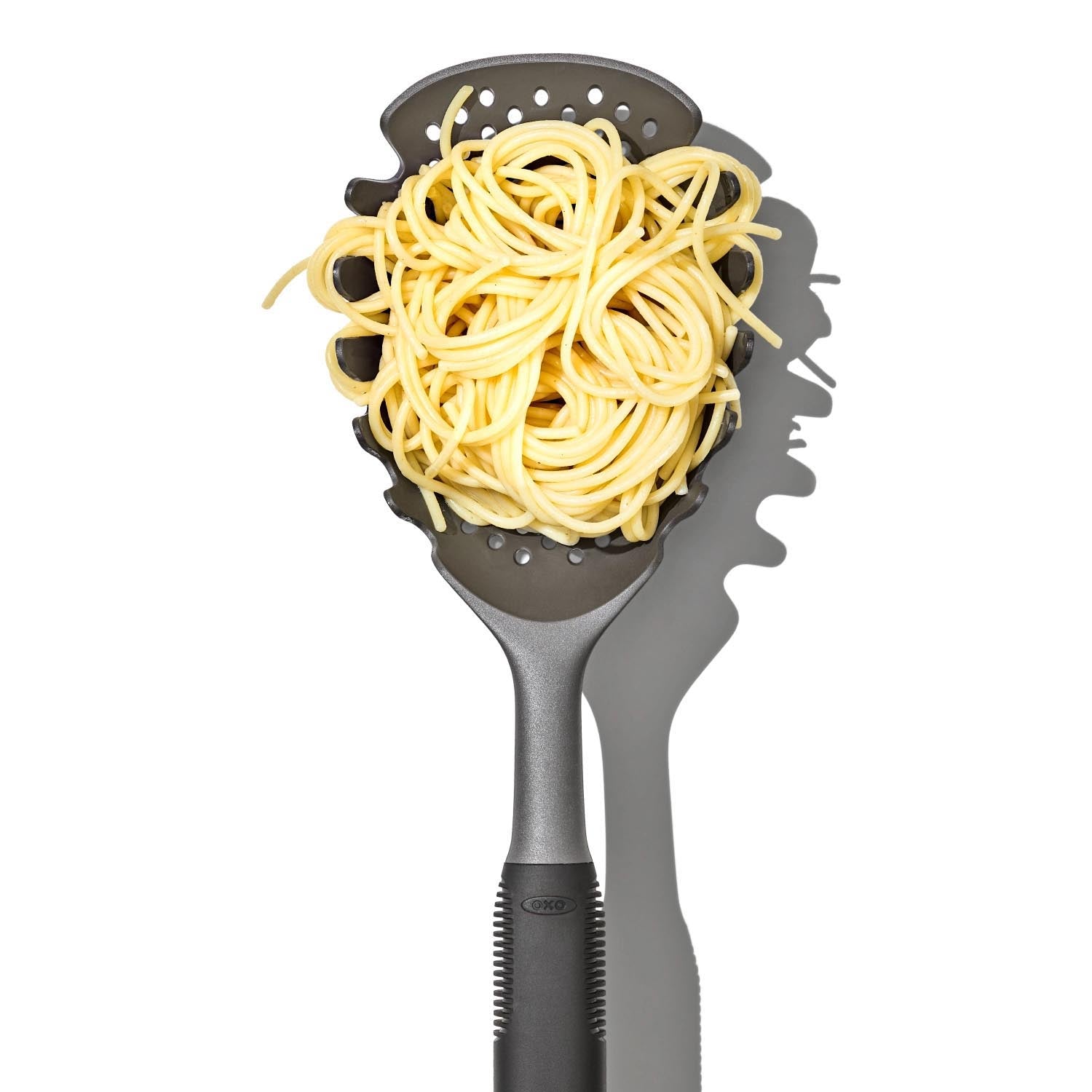 Der OXO Good Grips Pastaschöpfer ist ideal für das Servieren von Pasta, mit rutschfestem Griff und hitzebeständigem Design.