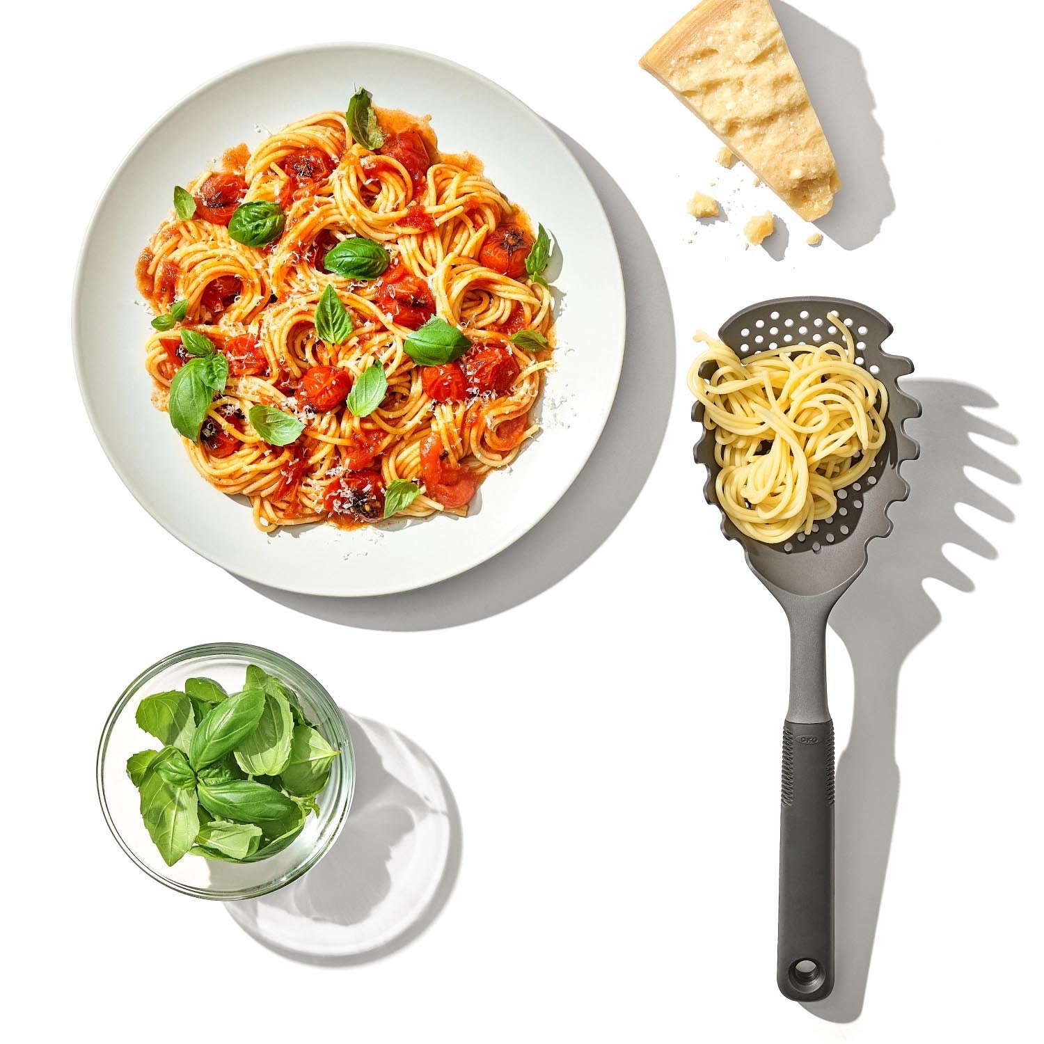 Der OXO Good Grips Pastaschöpfer bietet Komfort mit rutschfestem Griff und hitzebeständigem Material für einfaches Servieren von Pasta.