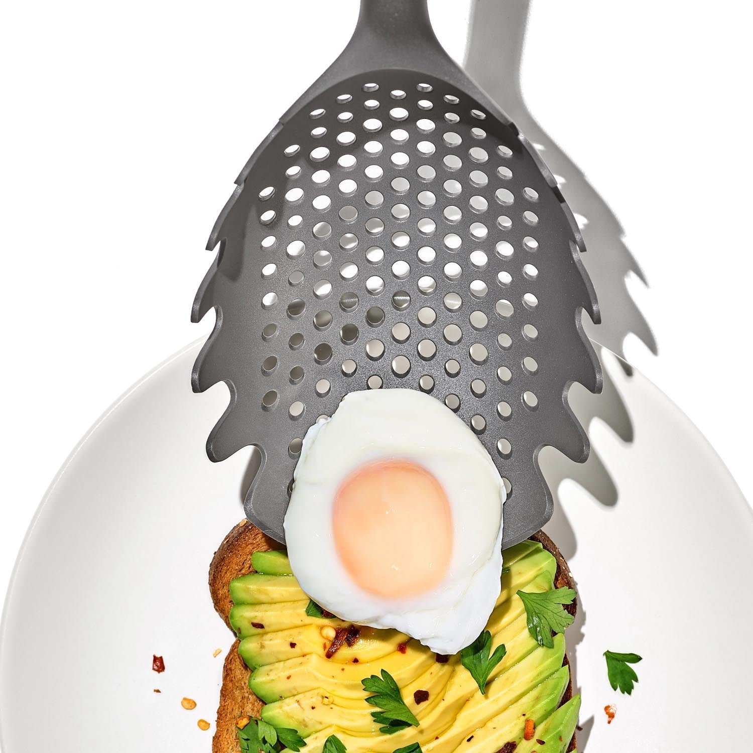 Der OXO Good Grips Pastaschöpfer überzeugt mit ergonomischem Griff, hitzebeständigem Design und idealer Form für Pasta-Servieren.