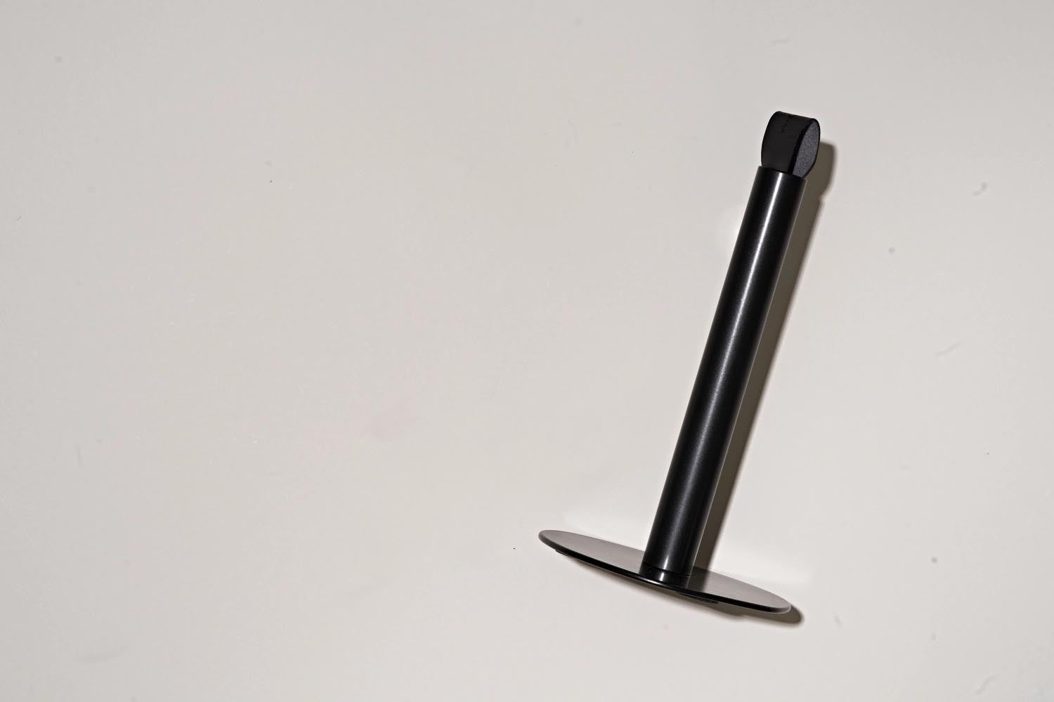 Eleganter schwarzer Küchenrollenhalter von Nordesign, ideal für moderne Küchen. Praktisch, stilvoll und hochwertig verarbeitet.