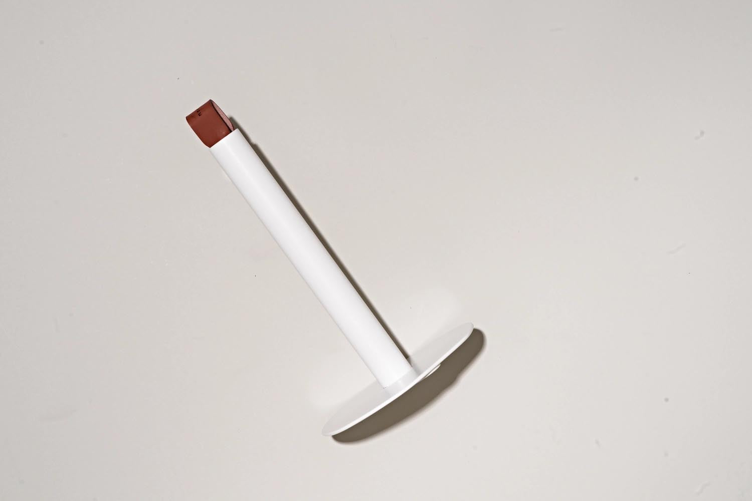 Eleganter weisser Küchenrollenhalter von Nordesign, ideal für stilvolle Küchen. Praktisch, modern und hochwertig verarbeitet.