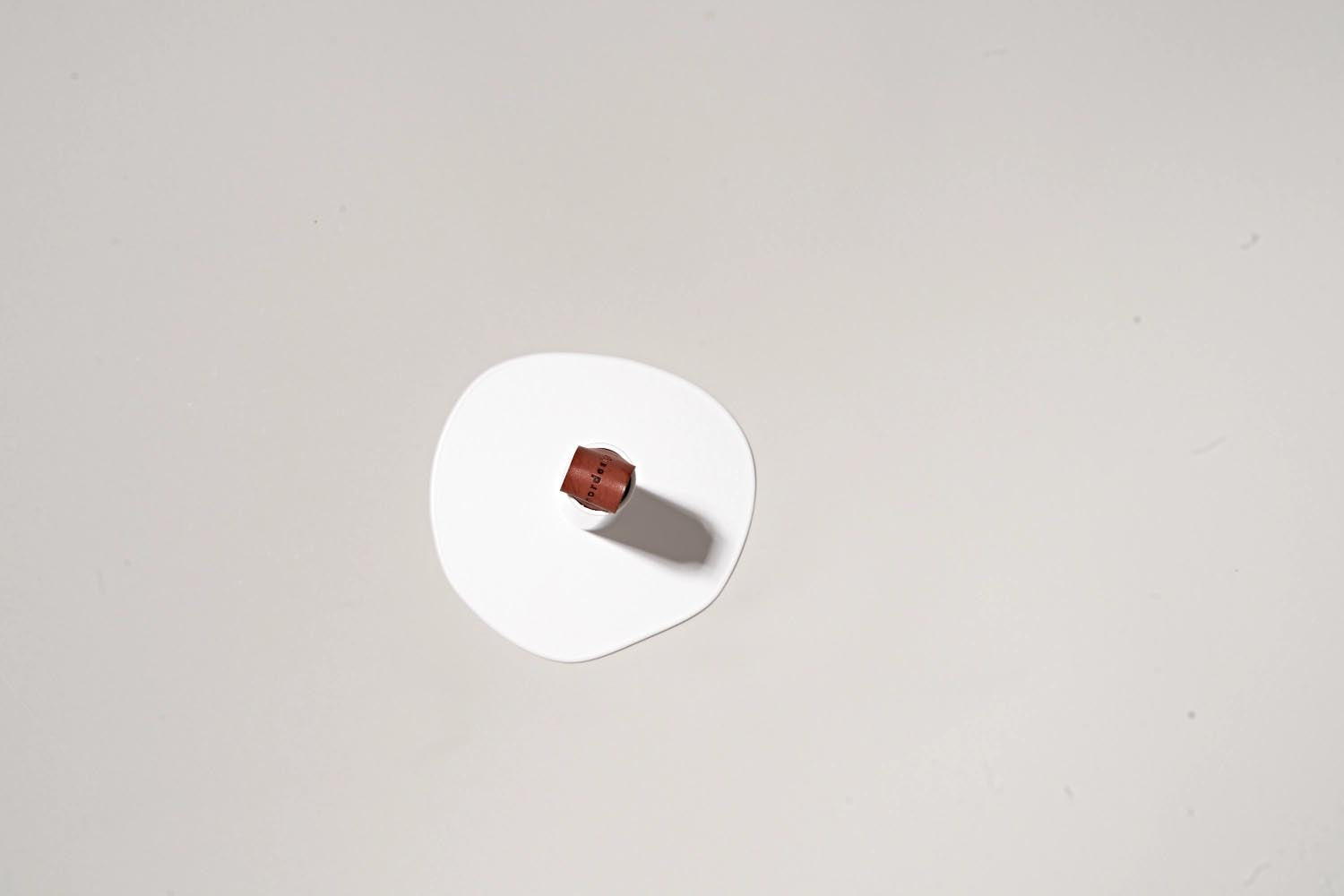 Moderner weisser Küchenrollenhalter von Nordesign, perfekt für eine stilvolle Küche. Funktional, elegant und hochwertig designt.