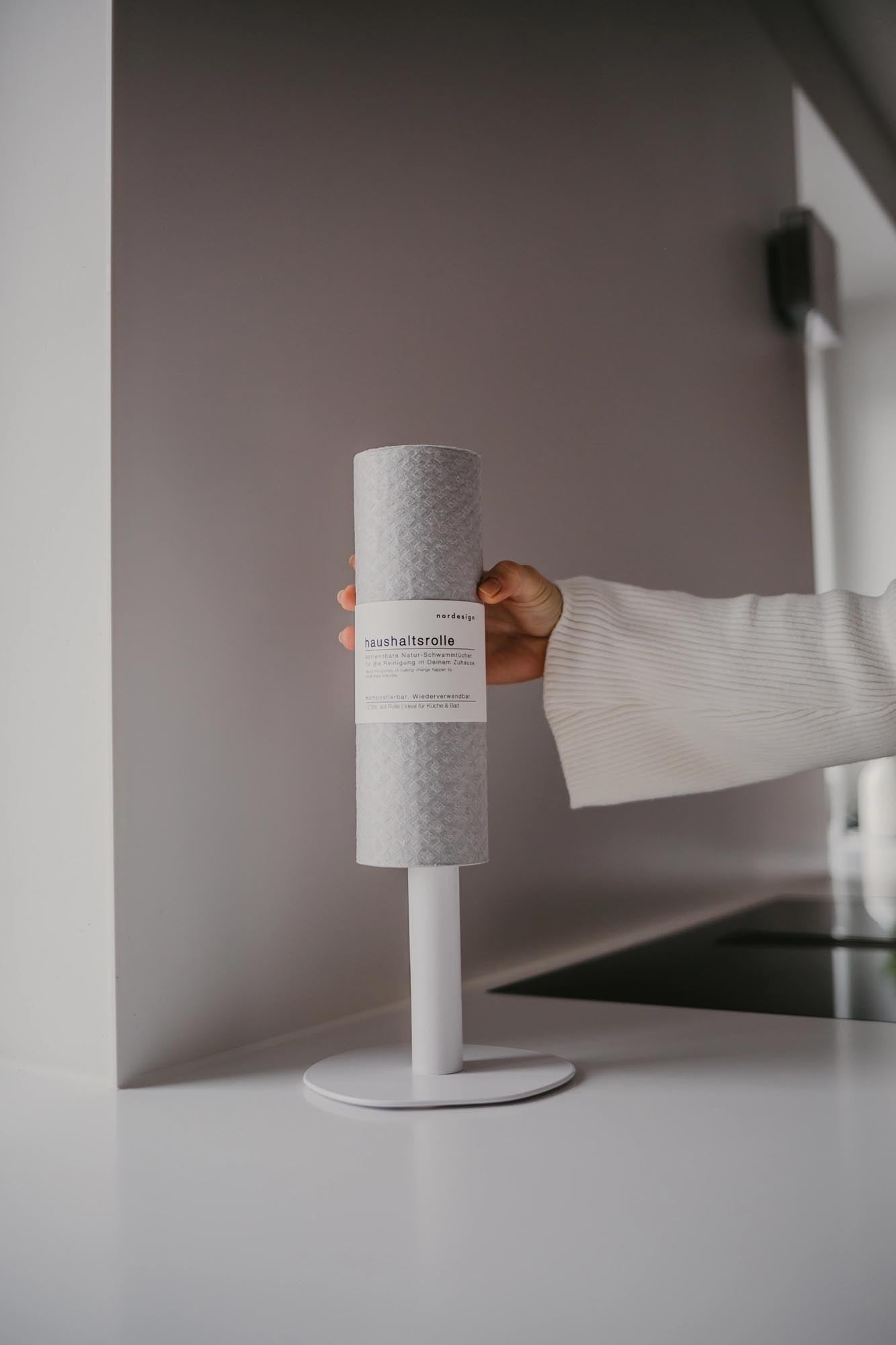 Weisser Küchenrollenhalter von Nordesign, modern und stilvoll, ideal für eine elegante Küche. Praktisch und hochwertig verarbeitet.