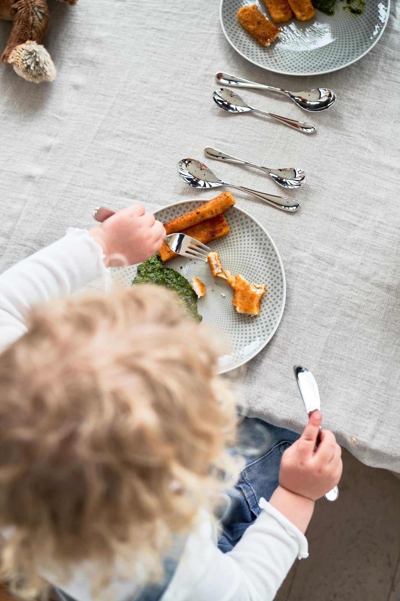 Das Kinderbesteck Filou von Zwilling, 4-teilig, aus Edelstahl, perfekt für kleine Hände und mit einem verspielten Design.
