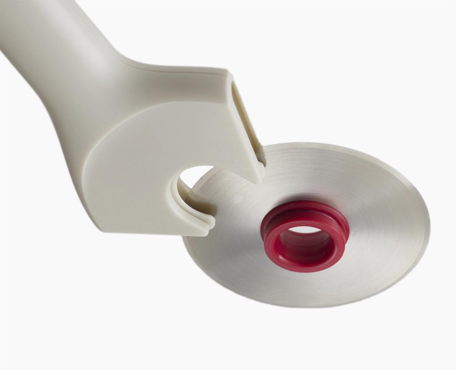 Der Ringo Pizzaschneider von Joseph Joseph in Grau-Rot kombiniert modernes Design mit scharfer Klinge für müheloses Pizzaschneiden.