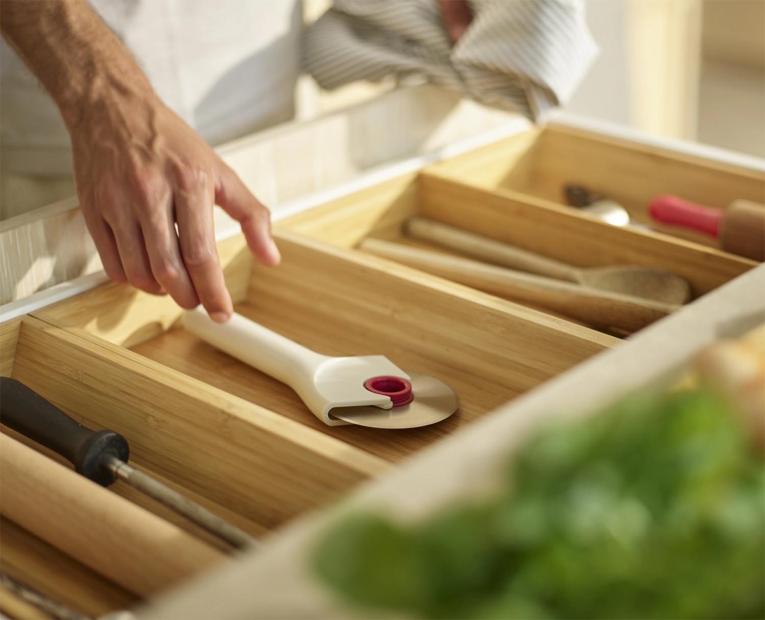 Der Joseph Joseph Ringo Pizzaschneider in Grau-Rot kombiniert modernes Design mit einer scharfen Klinge für müheloses Pizzaschneiden.