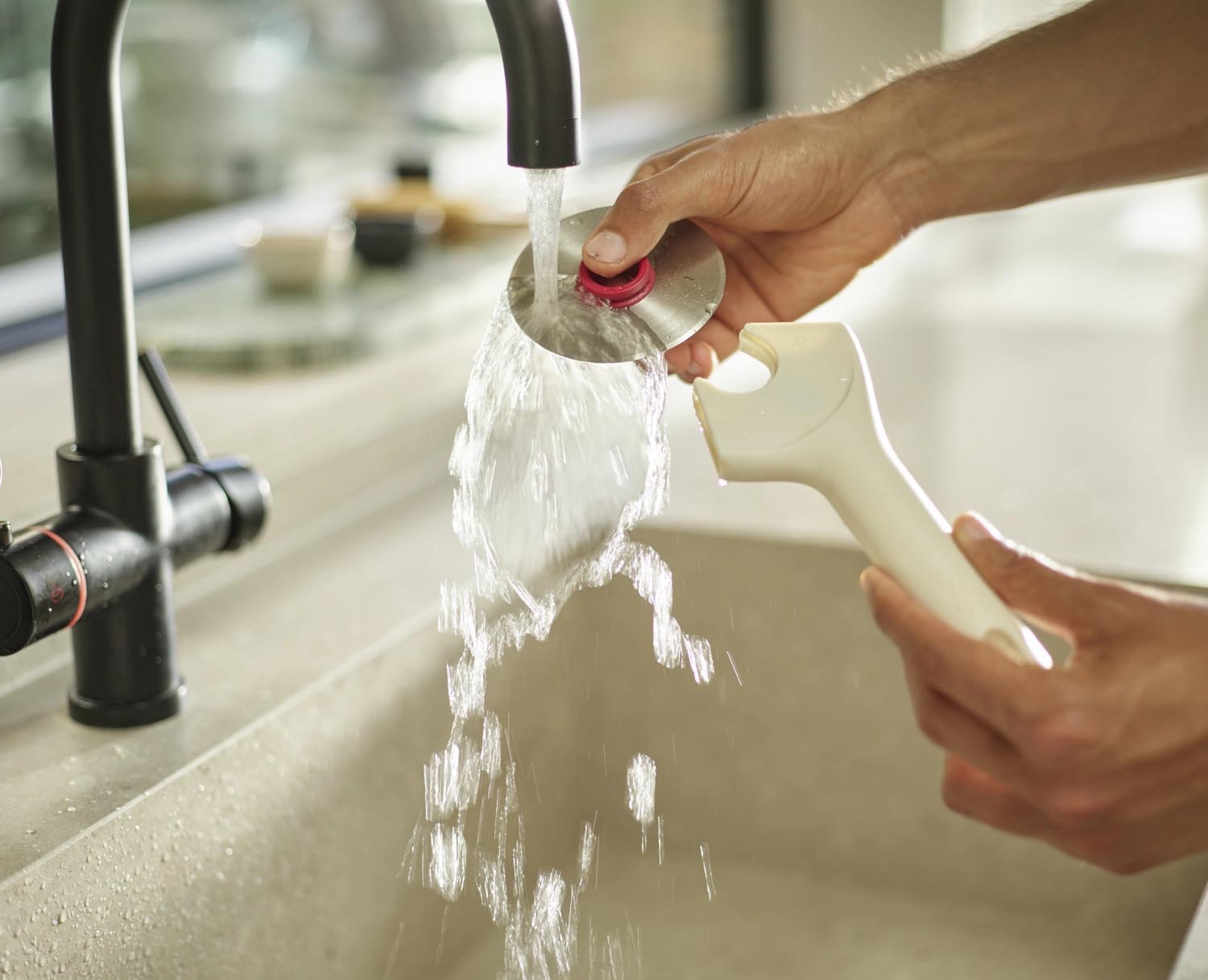 Der Ringo Pizzaschneider von Joseph Joseph in Grau-Rot bietet stilvolles Design und eine präzise Klinge für einfaches Pizzaschneiden.