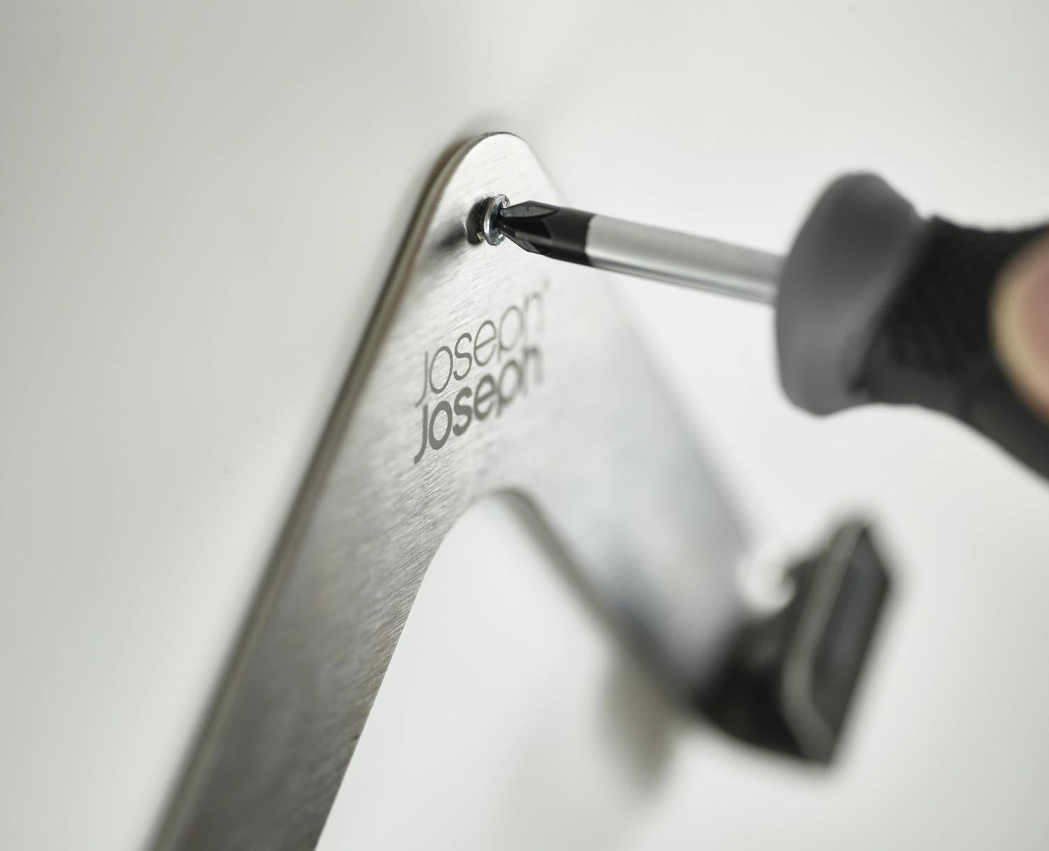 Praktische 2er Pfannendeckelhalter aus Edelstahl von Joseph Joseph, ideal für platzsparende und stilvolle Küchenaufbewahrung.