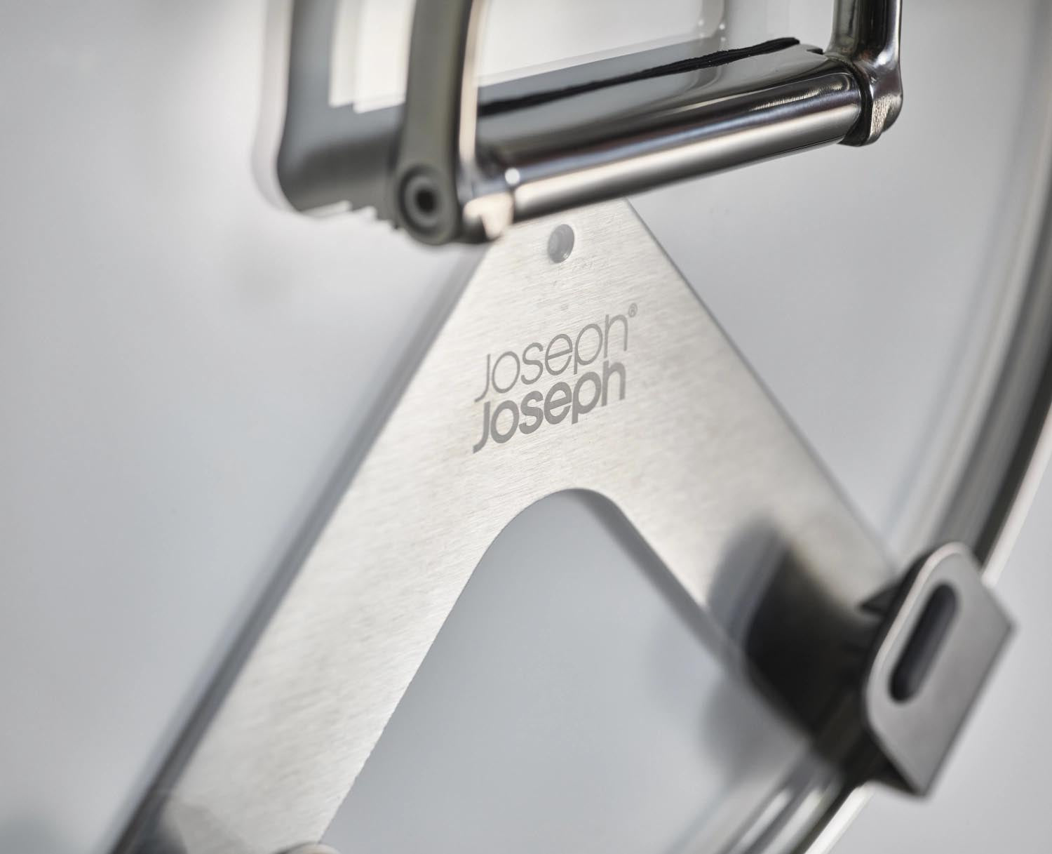 Elegante 2er Pfannendeckelhalter aus robustem Edelstahl von Joseph Joseph, perfekt für eine ordentliche und platzsparende Kücheneinrichtung.