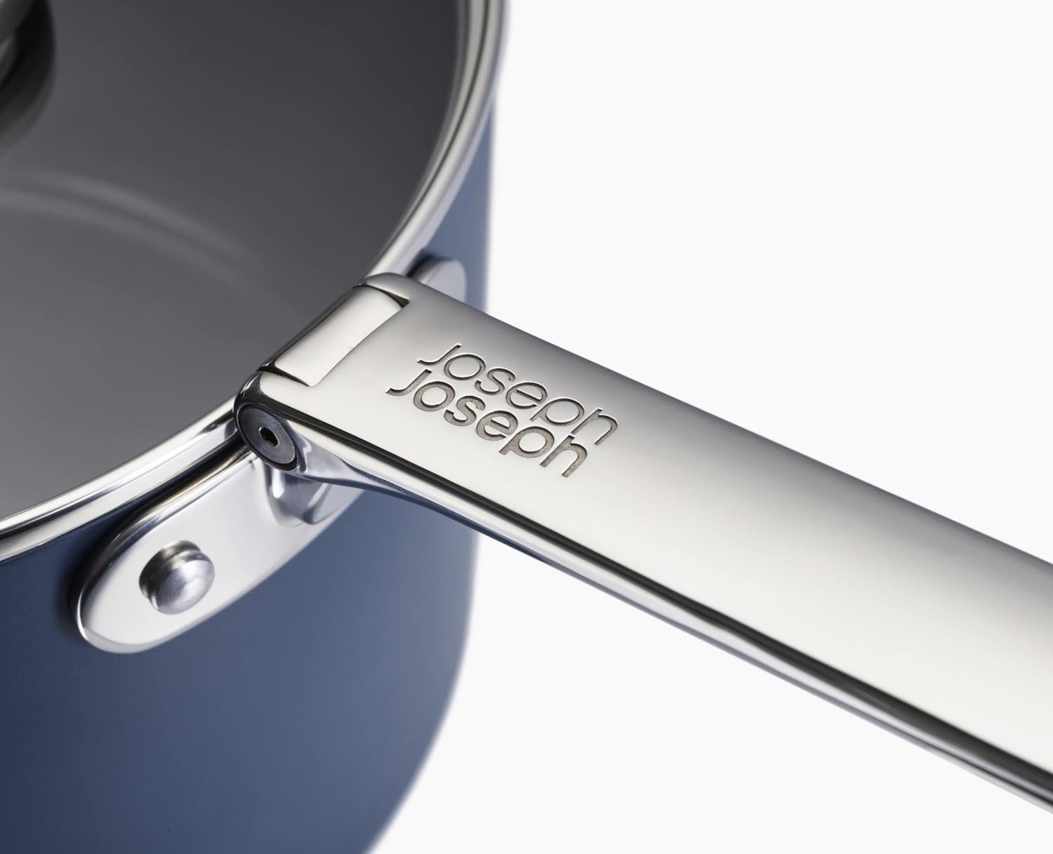 Praktische Stielkasserolle (15 cm) mit klappbarem Griff und Deckel, perfekt für kleine Küchen und platzsparendes Kochen.