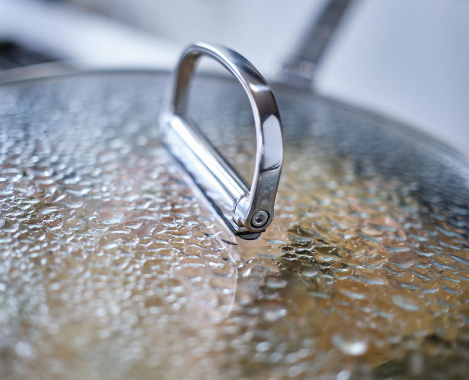 Praktische 19 cm Stielkasserolle von Joseph Joseph mit klappbarem Griff und Deckel. Perfekt für platzsparendes Kochen und stilvolle Küchenorganisation.