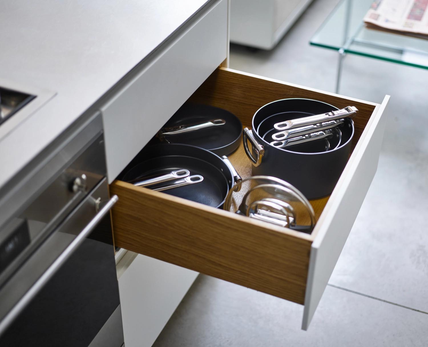 Erleben Sie die innovative 19 cm Space Stielkasserolle von Joseph Joseph. Mit klappbarem Griff und Deckel für optimale Lagerung und vielseitige Nutzung.