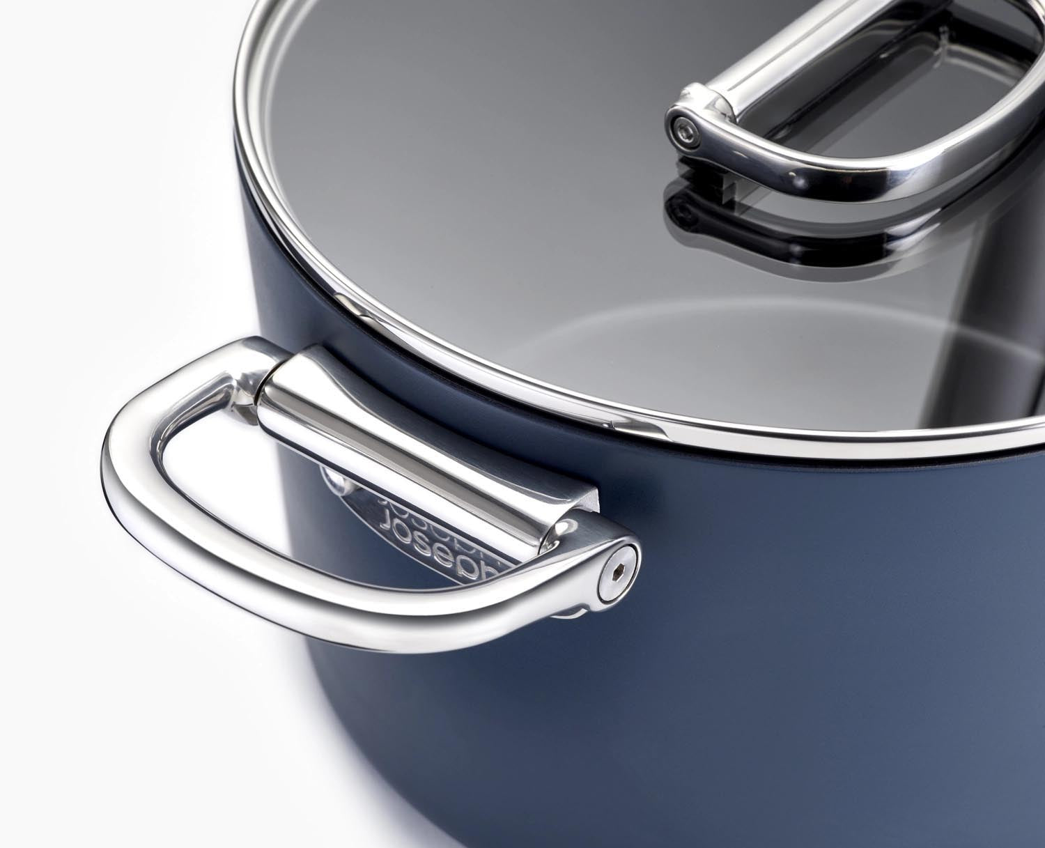 Kompakte Stielkasserolle (23 cm) von Joseph Joseph mit klappbarem Griff und Deckel, perfekt für effizientes Kochen und platzsparendes Verstauen.