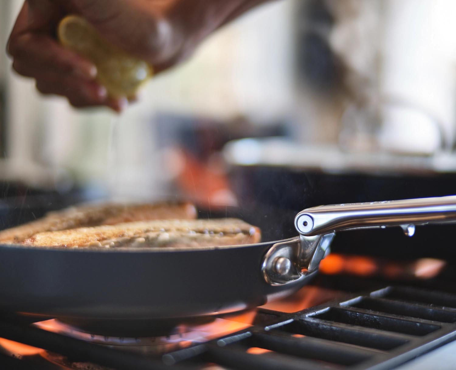 Erleben Sie die vielseitige Space Bratpfanne D20cm von Joseph Joseph mit klappbarem Griff – ideal für platzsparendes Kochen und mühelose Aufbewahrung.
