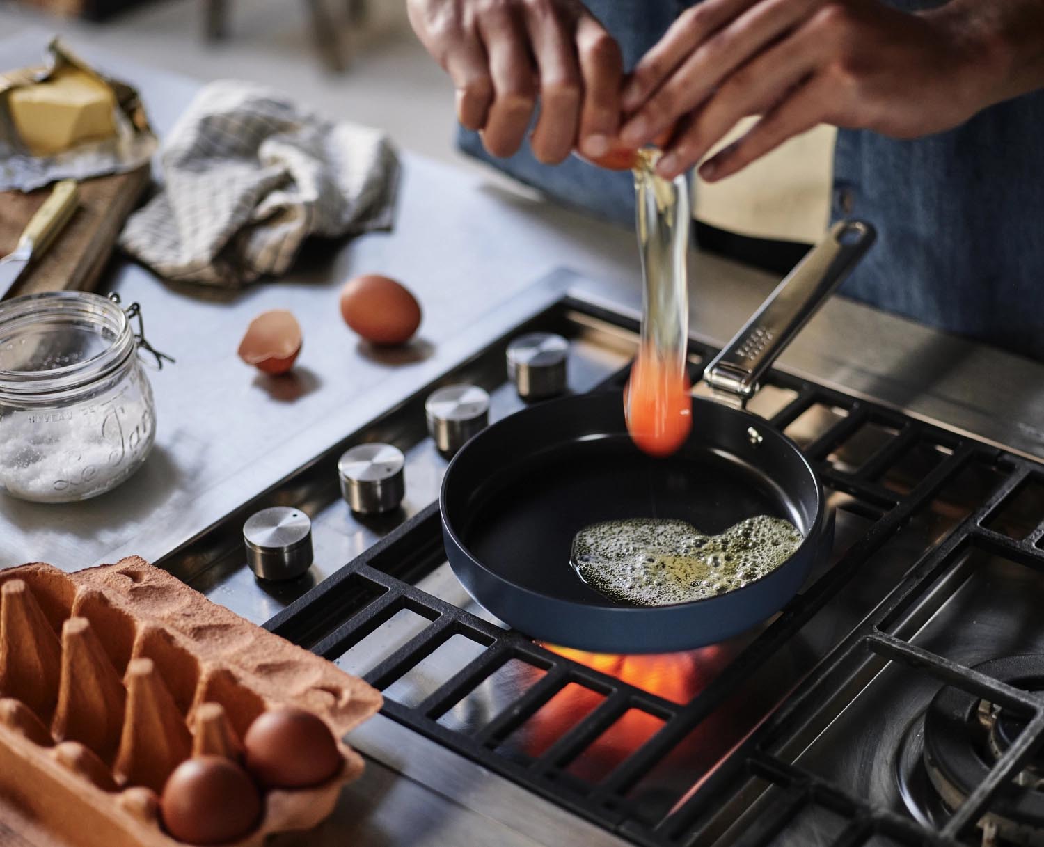 Die Space Bratpfanne D24cm von Joseph Joseph mit klappbarem Griff ist ideal für platzsparendes Kochen in kompakten Küchen.
