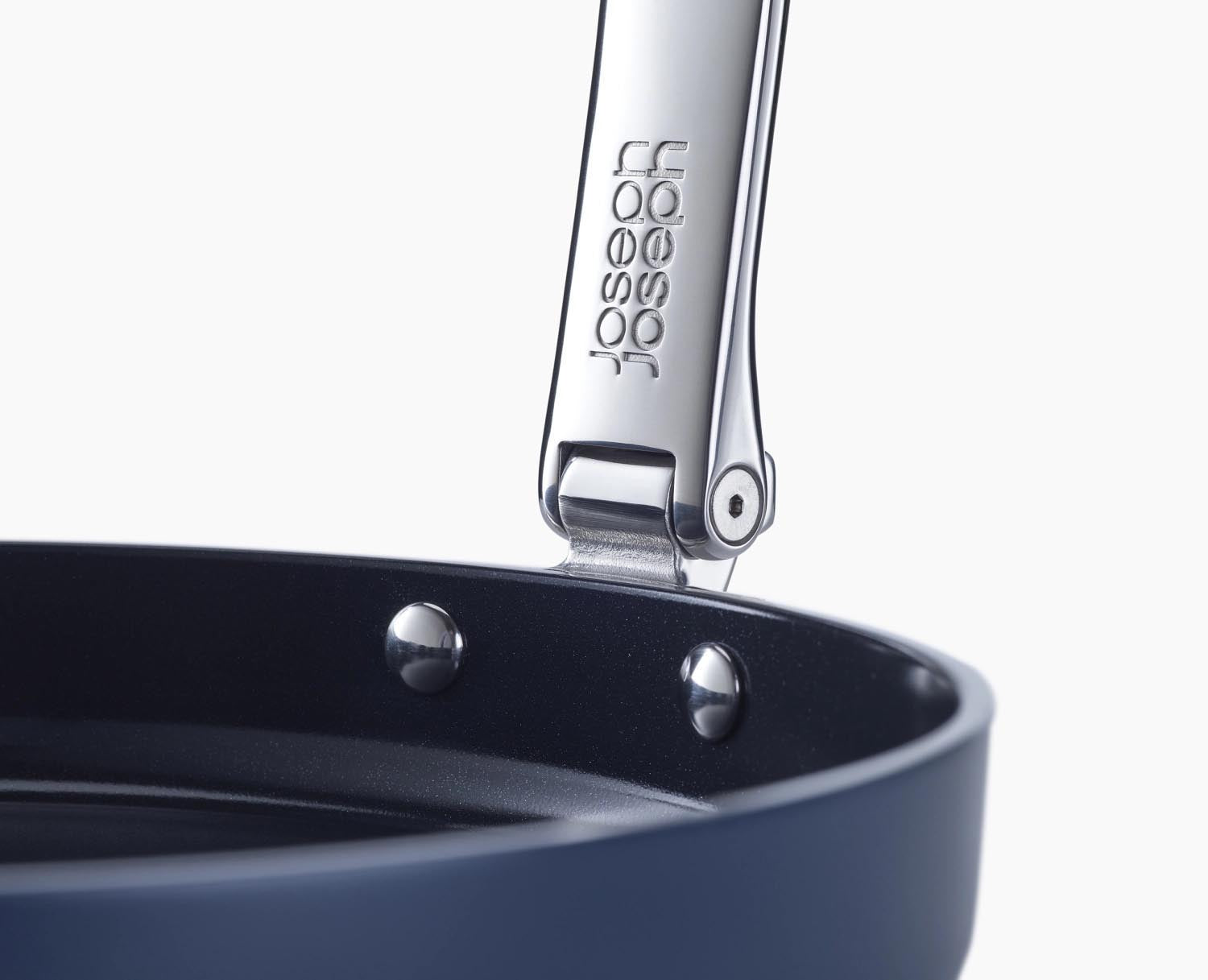 Die Joseph Joseph Space Bratpfanne D24cm mit klappbarem Griff bietet platzsparendes Design für effizientes Kochen in kleinen Küchen.