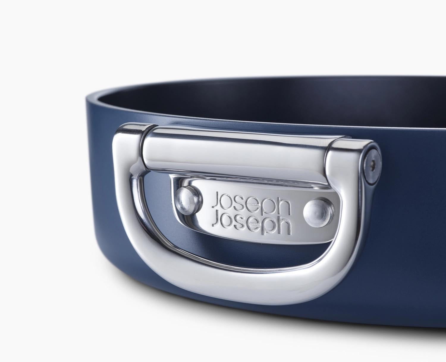 Die Space Bratpfanne D28cm von Joseph Joseph bietet ein innovatives Design mit klappbarem Griff für platzsparende Aufbewahrung.