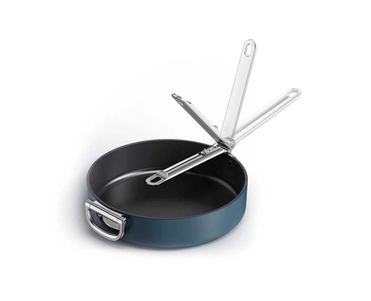 Die Space Bratpfanne D28cm von Joseph Joseph bietet kompaktes Design mit klappbarem Griff, ideal für platzsparendes Kochen.