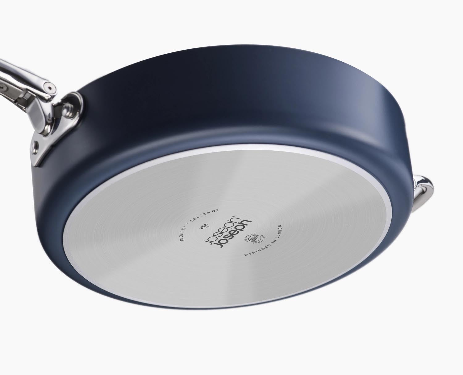 Die Space Bratpfanne D28cm von Joseph Joseph bietet ein platzsparendes Design mit klappbarem Griff, ideal für effiziente Küchenorganisation und gesundes Kochen.