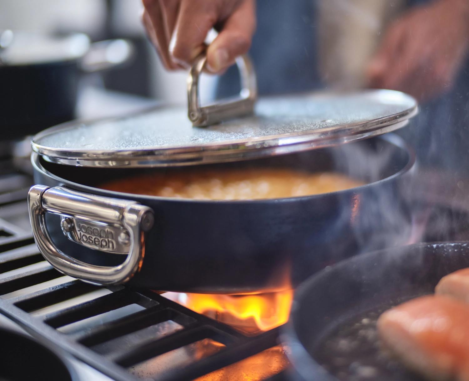 Stielkasserolle 28 cm mit faltbarem Griff und Deckel, perfekt für kompaktes Kochen und moderne Küchenaufbewahrung.