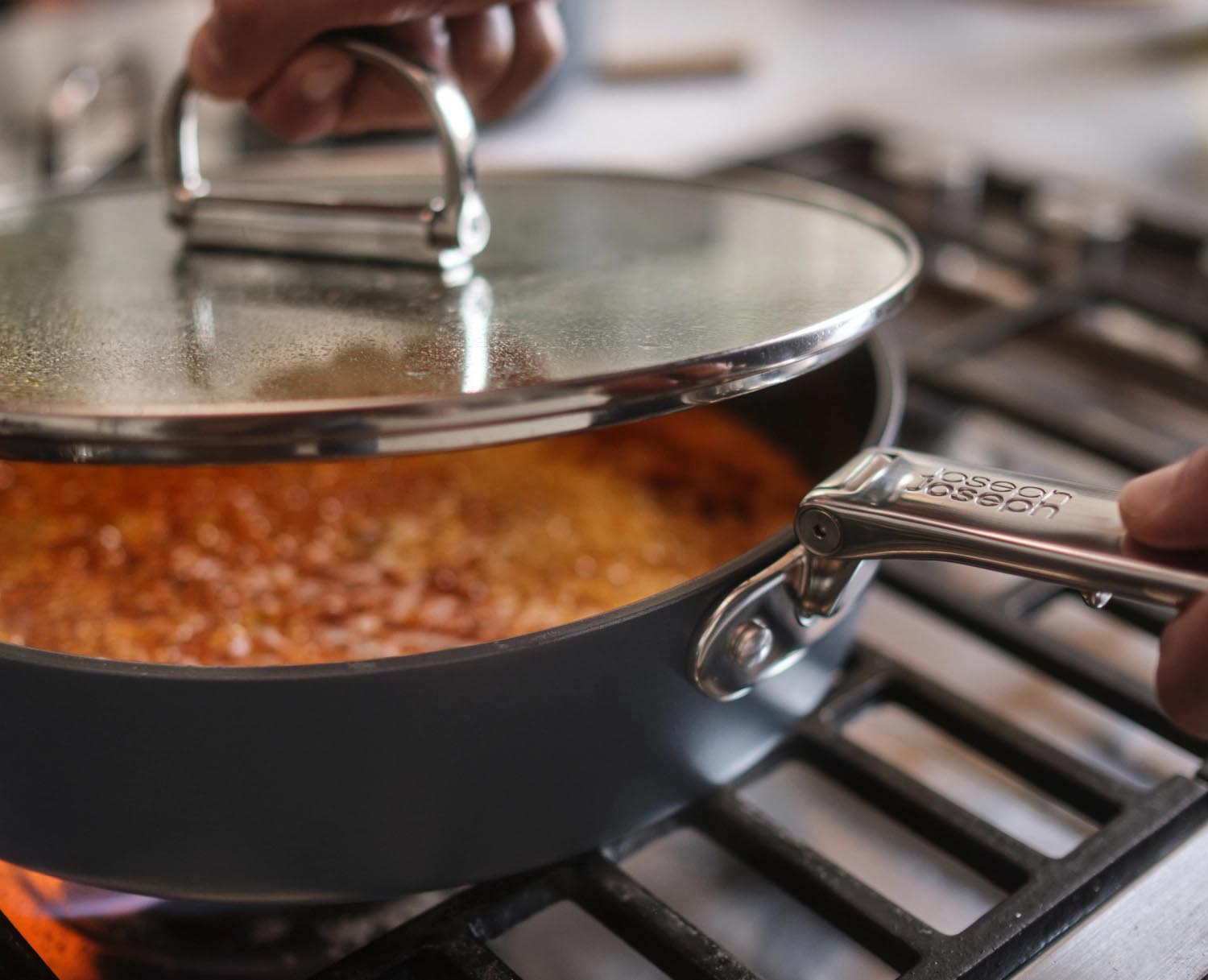Stielkasserolle 28 cm mit klappbarem Griff und Deckel, ideal für platzsparendes Kochen und stilvolle Küchenorganisation.